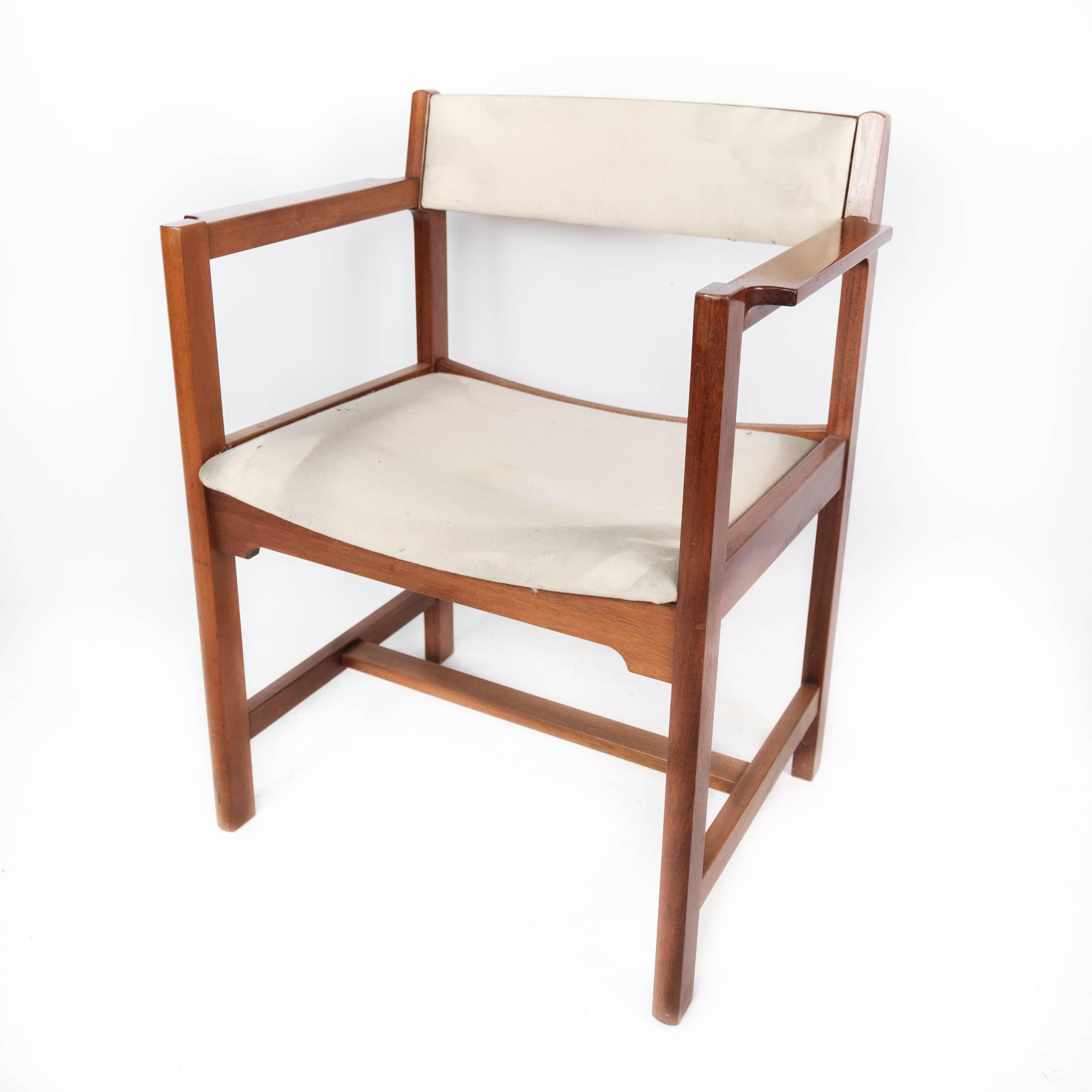 Armchair in mahogany and light fabric of Danish design manufactured by Søborg Furniture in the 1960s.
