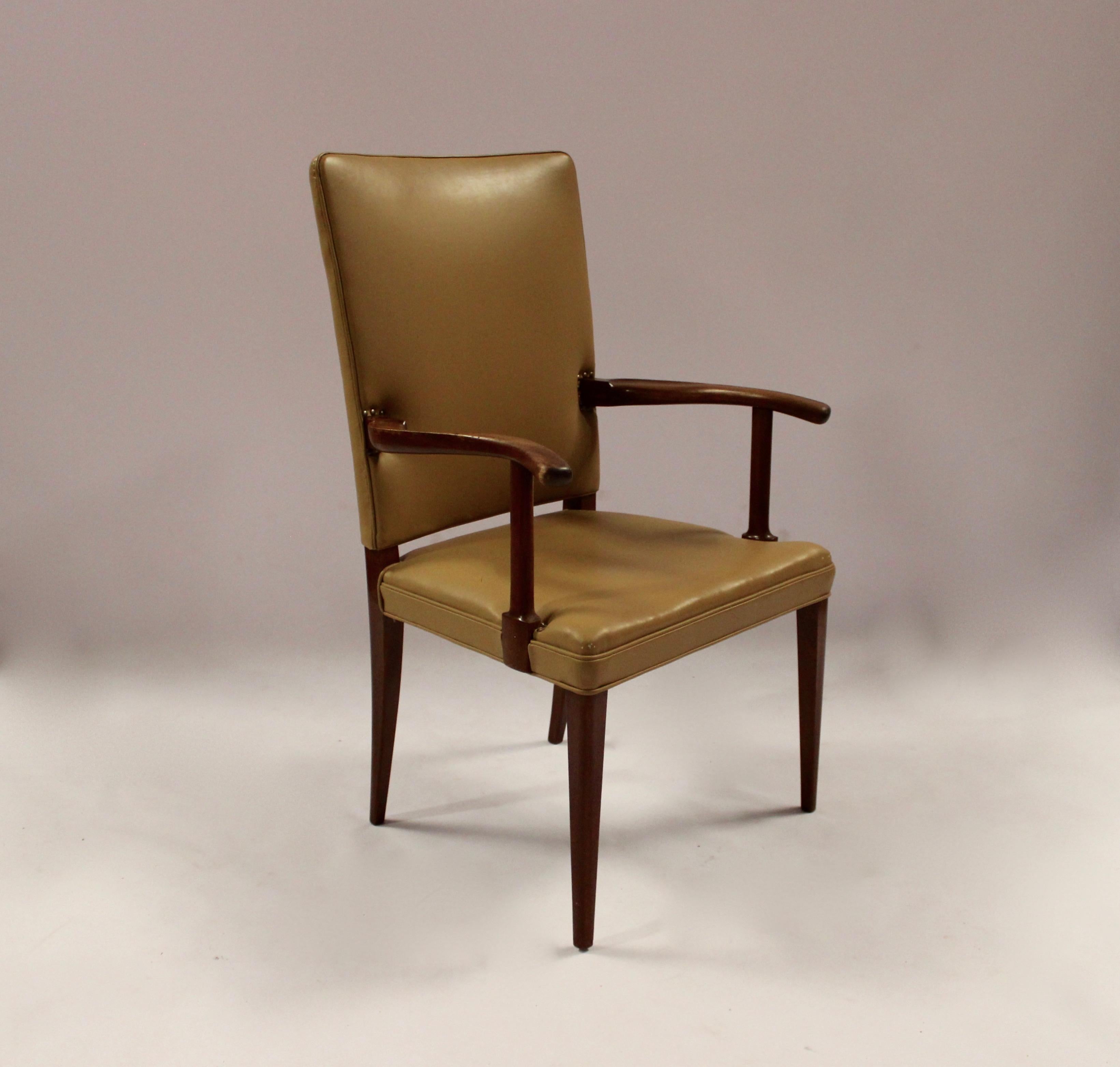 Dieser Sessel ist ein schönes Beispiel für dänisches Design aus den 1950er Jahren, entworfen von dem bekannten Möbeldesigner Jacob Kjær. Der Stuhl ist aus Mahagoniholz gefertigt, das Wärme und Eleganz ausstrahlt. Der helle Lederbezug verleiht dem