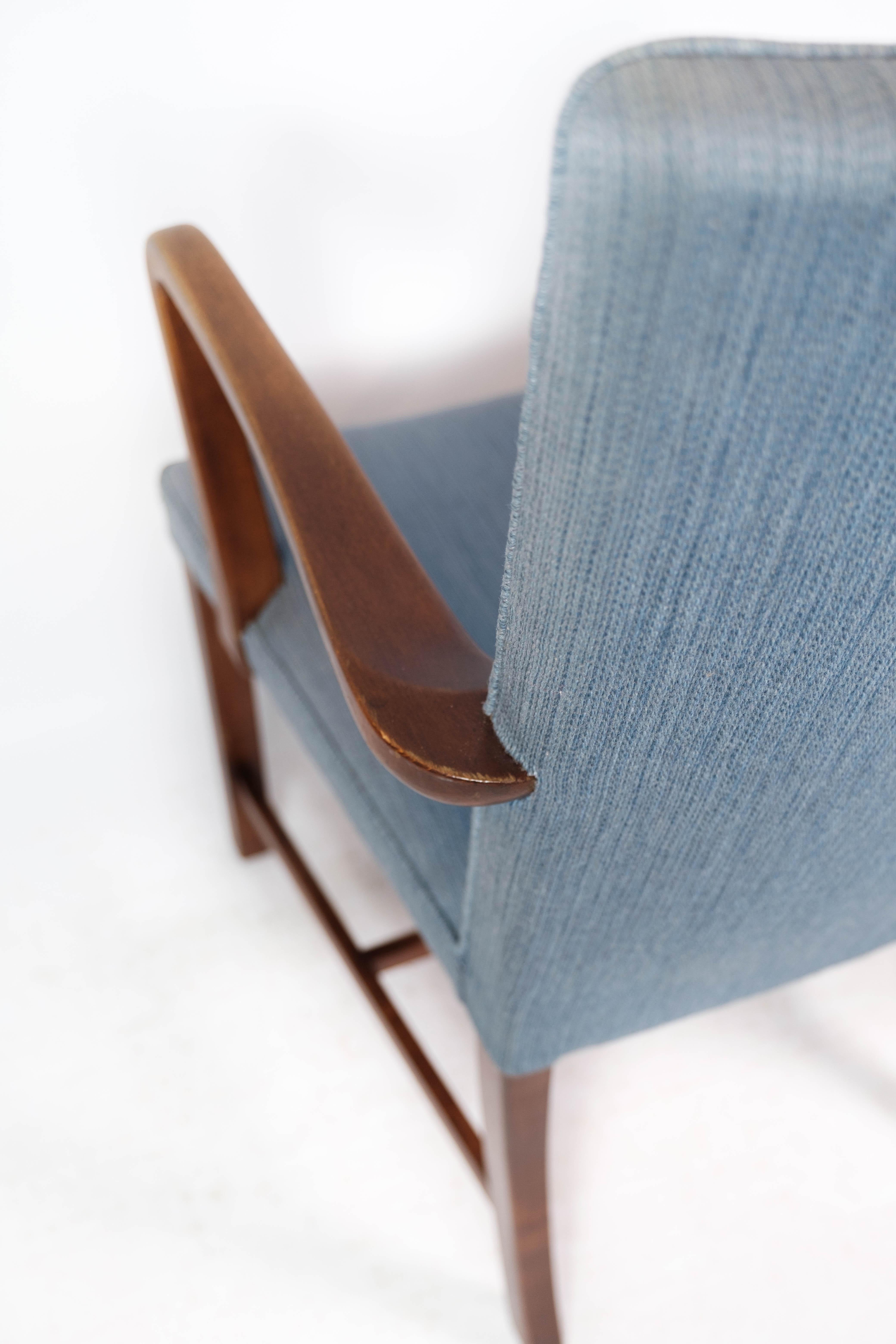 Armchair in Mahogany and Upholstered with Light Blue Fabric by Fritz Hansen For Sale 3