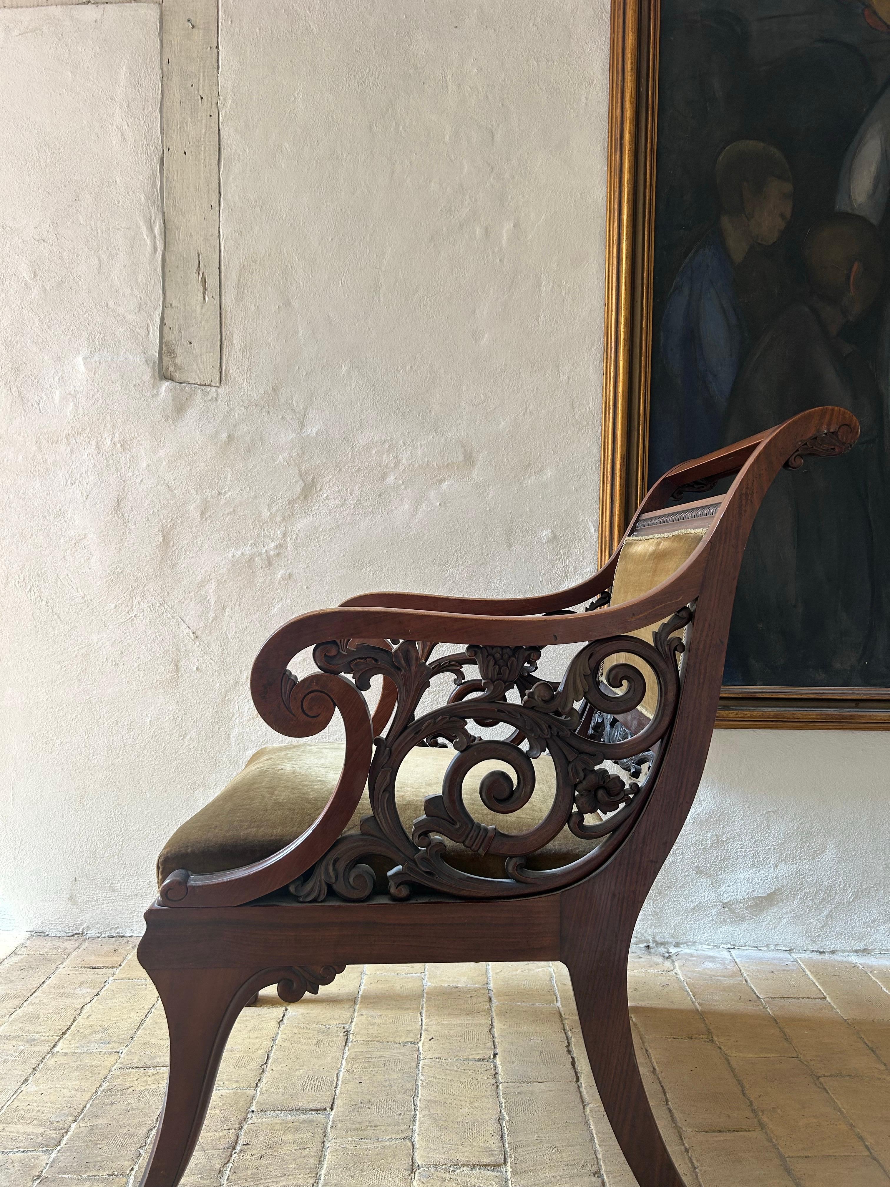 Intagliato a mano Poltrona in mogano alla maniera di G.F. Hetsch, Danimarca, anni '30 del XIX secolo. in vendita