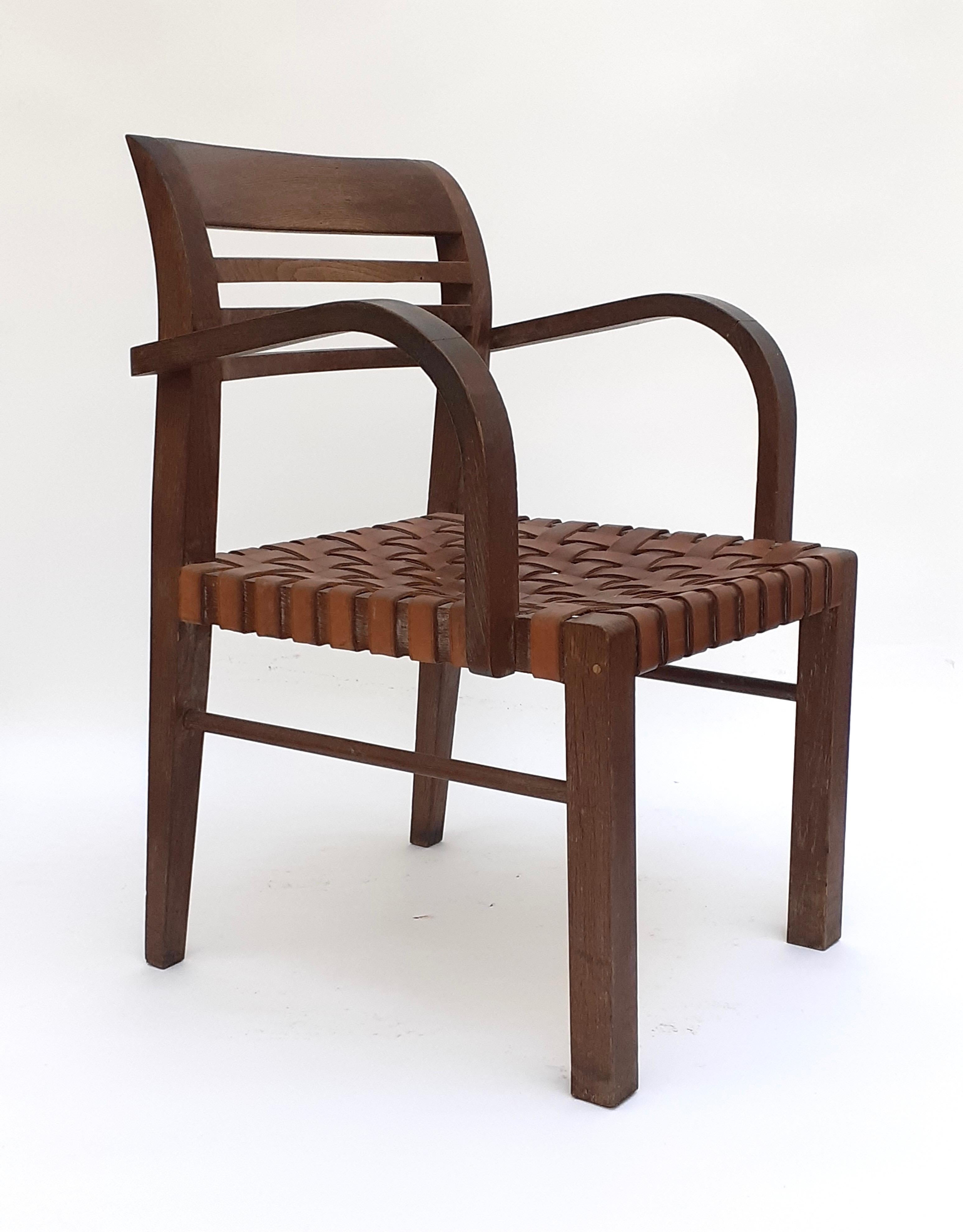 Sessel aus Eichenholz und Leder von René Gabriel, Norma, 1936

Sessel aus Eichenholz mit umgedrehter Rückenlehne und drei Stangen, die der Form der Rückenlehne folgen. Der Sitz ist mit gekreuzten Lederriemen gepolstert und die Armlehnen sind leicht