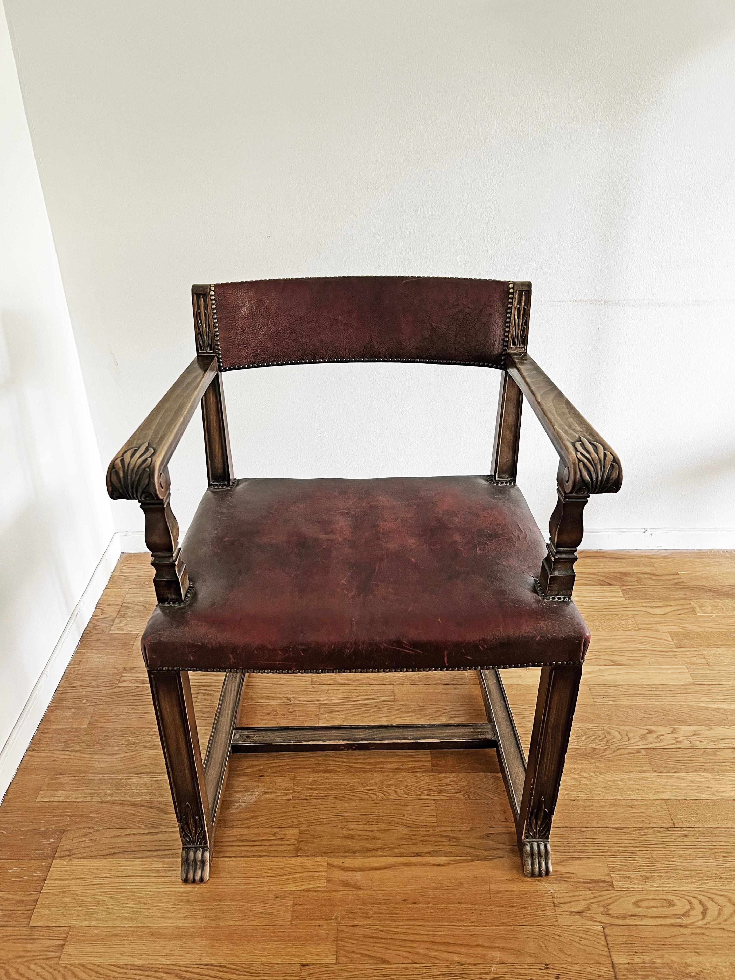 Chaise cool avec structure en chêne et assise en cuir, vers 1920-1930.
Les bras et les jambes sont magnifiquement travaillés. Patine sur le cuir. 
Marqué d'un H sous le siège, comme on peut le voir sur la dernière photo. 

Le cuir du siège présente
