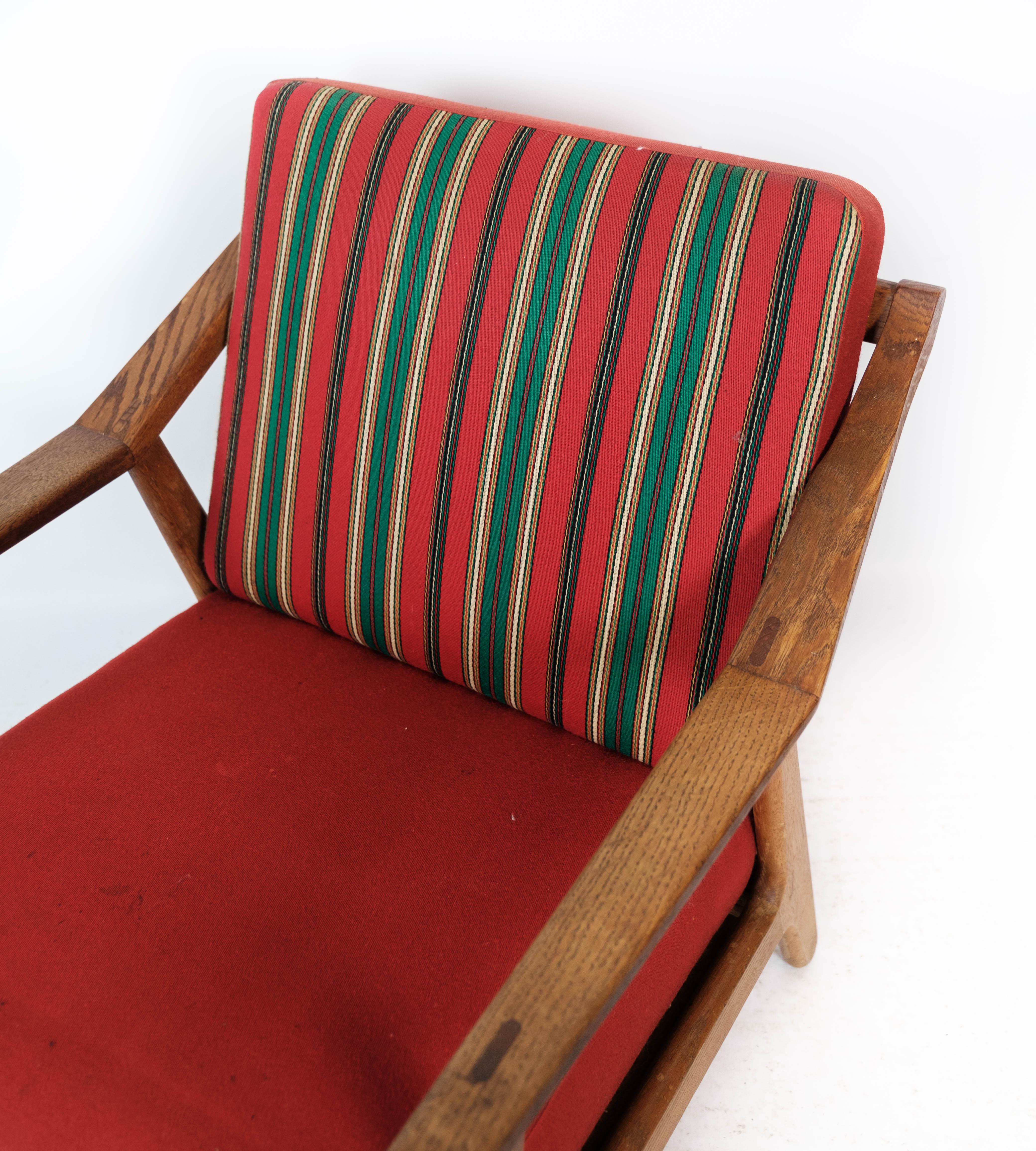 Sessel aus Eiche und mit rotem Stoff bezogen, entworfen von H. Brockmann Petersen in den 1960er Jahren. Der Stuhl ist in einem sehr guten Vintage-Zustand.