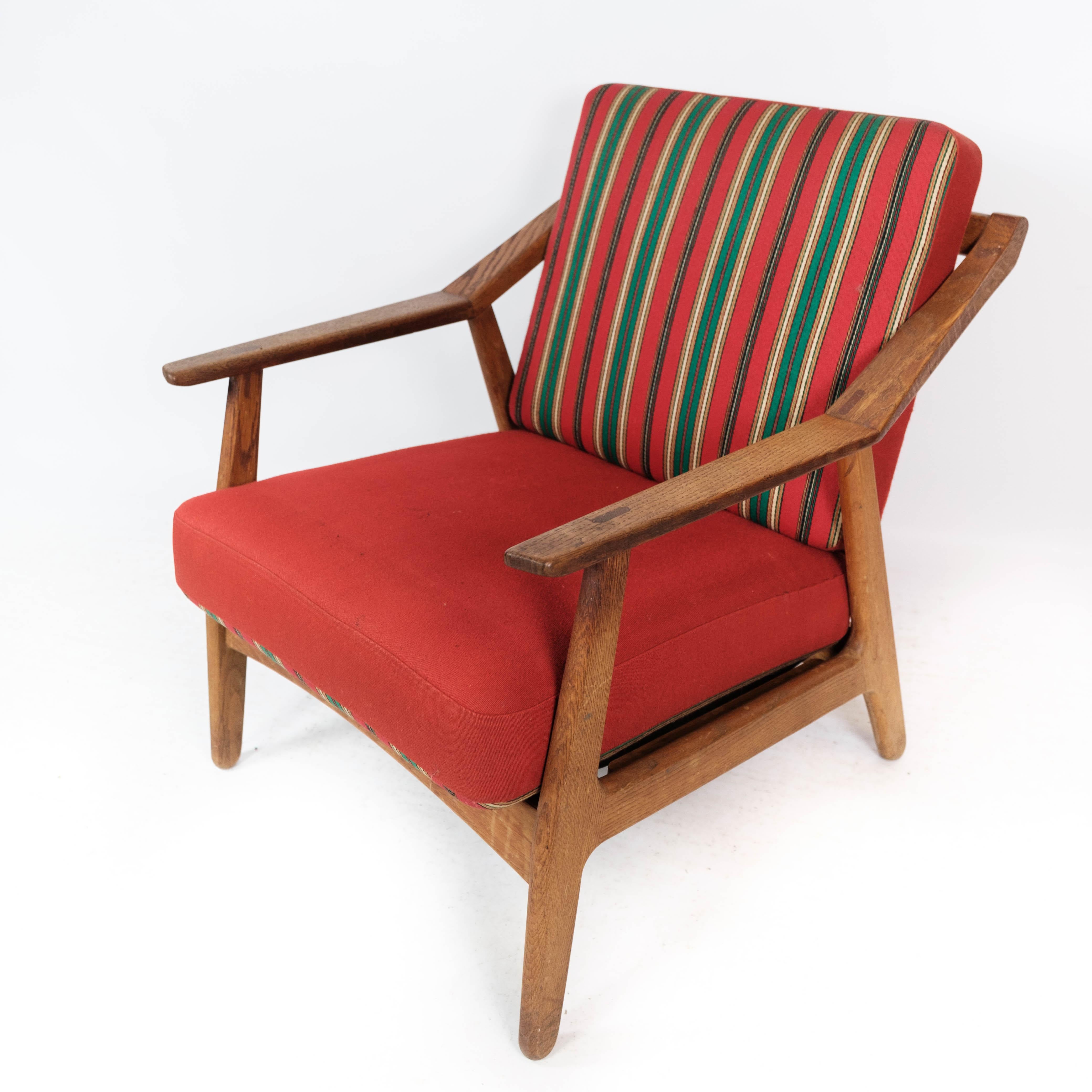 Sessel aus Eiche, gepolstert mit rotem Stoff, von H. Brockmann Petersen, 1960er Jahre (Dänisch) im Angebot