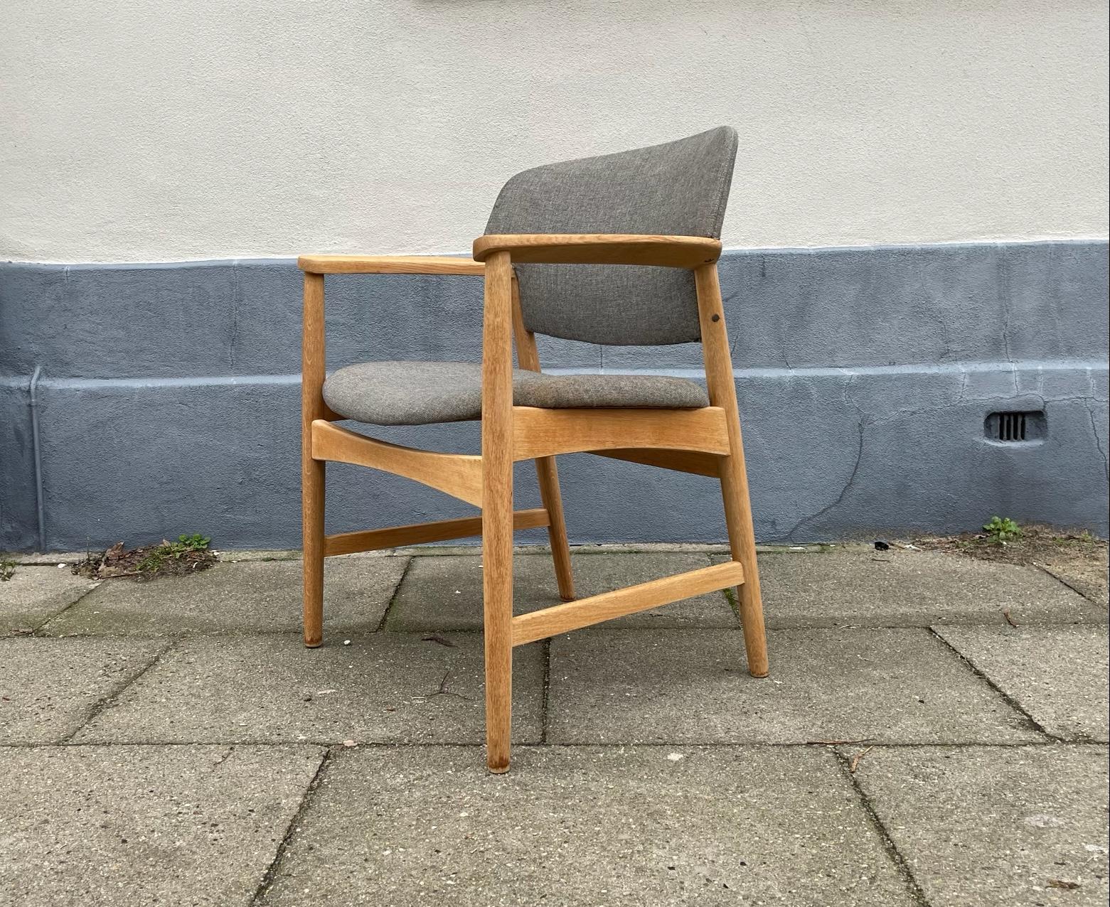 Washed oak version of Aksel Bender Madsen & Ejnar Larsens model 4205 originally designed in 1955. This particular example dates from the 1960s and was manufactured by Fritz Hansen in Denmark. It features all solid profiles and a grey wool upholstery