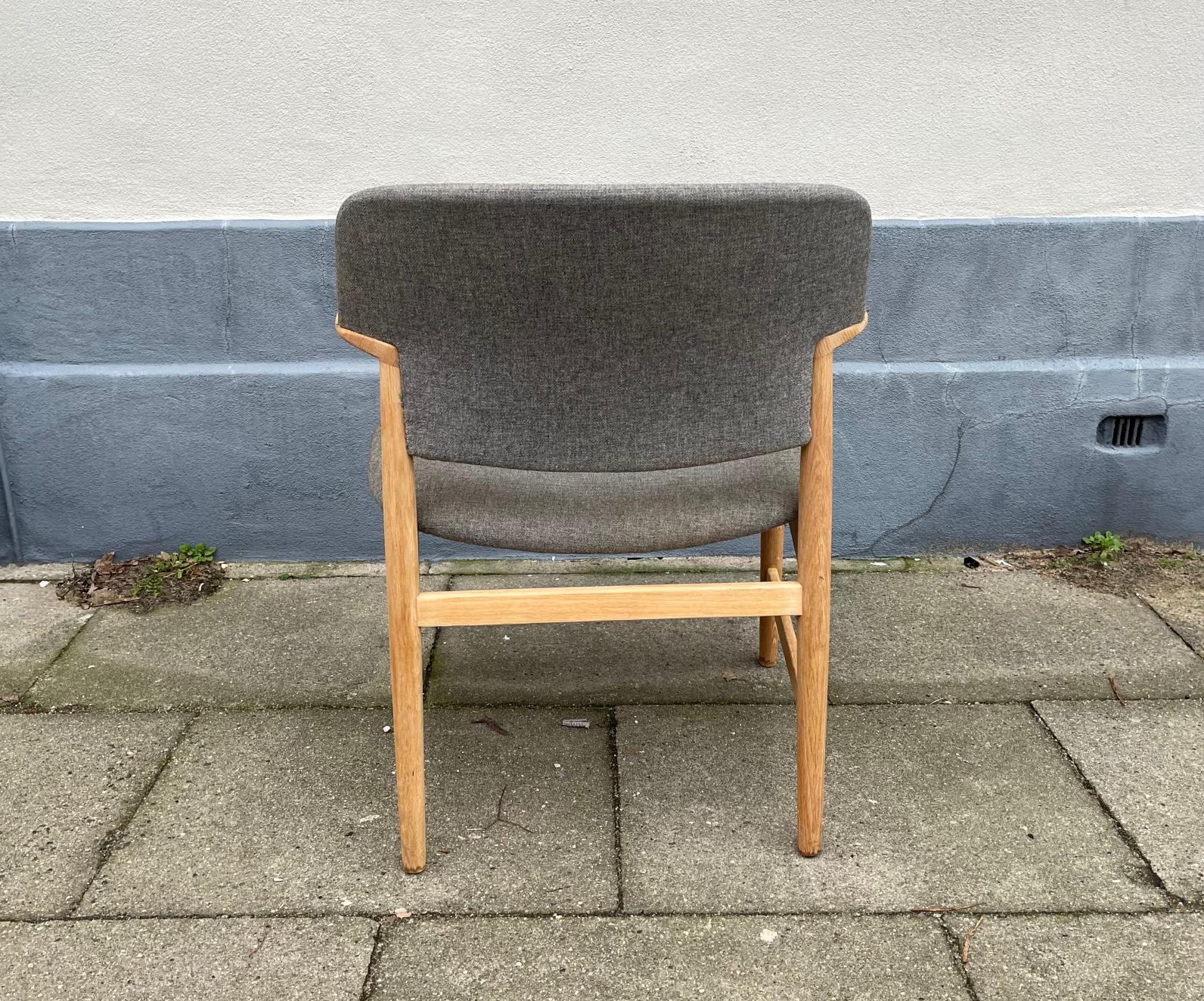 Mid-20th Century Armchair in Oak by Aksel Bender Madsen for Fritz Hansen, 1960s For Sale