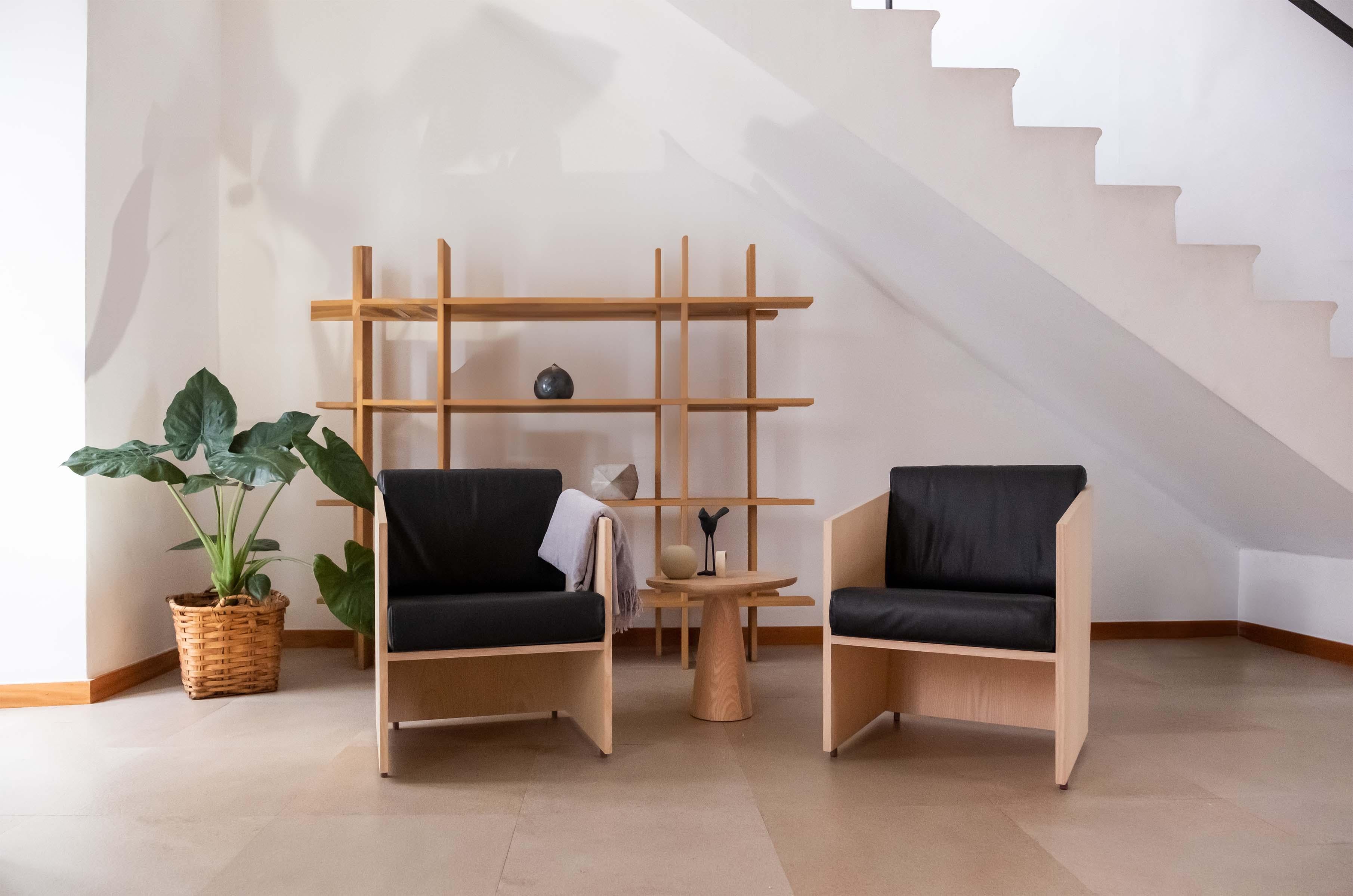 Armchair in Oak Wood and Natural Leather - SET 2 Pieces - Álvaro Siza Vieira For Sale 4