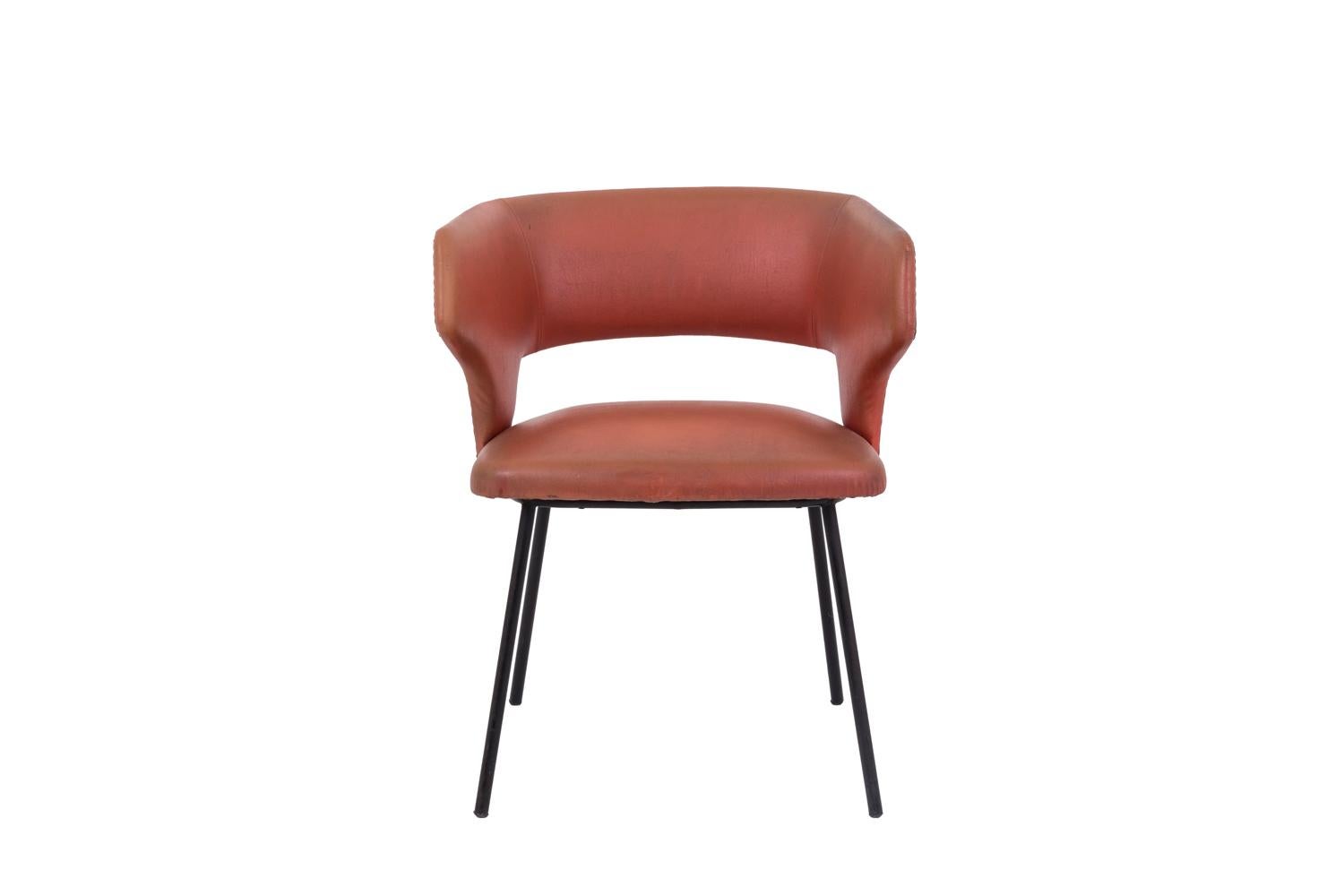 Armchair in orange skai standing on four black lacquered tubular metal legs. Lower openwork basket back and skai studded on the armchair back. Rectangular slightly bulged seat.

Orange skai slightly patinated due to time and use.

Work realized