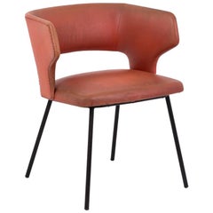 Fauteuil en skaï orange et métal laqué noir:: 1950s