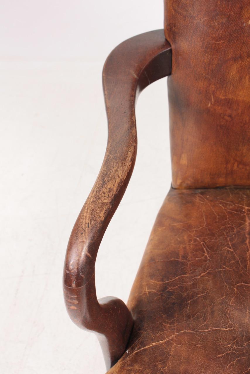 Sessel aus patiniertem Leder und Mahagoni. Entworfen und hergestellt in Dänemark, toller Originalzustand.