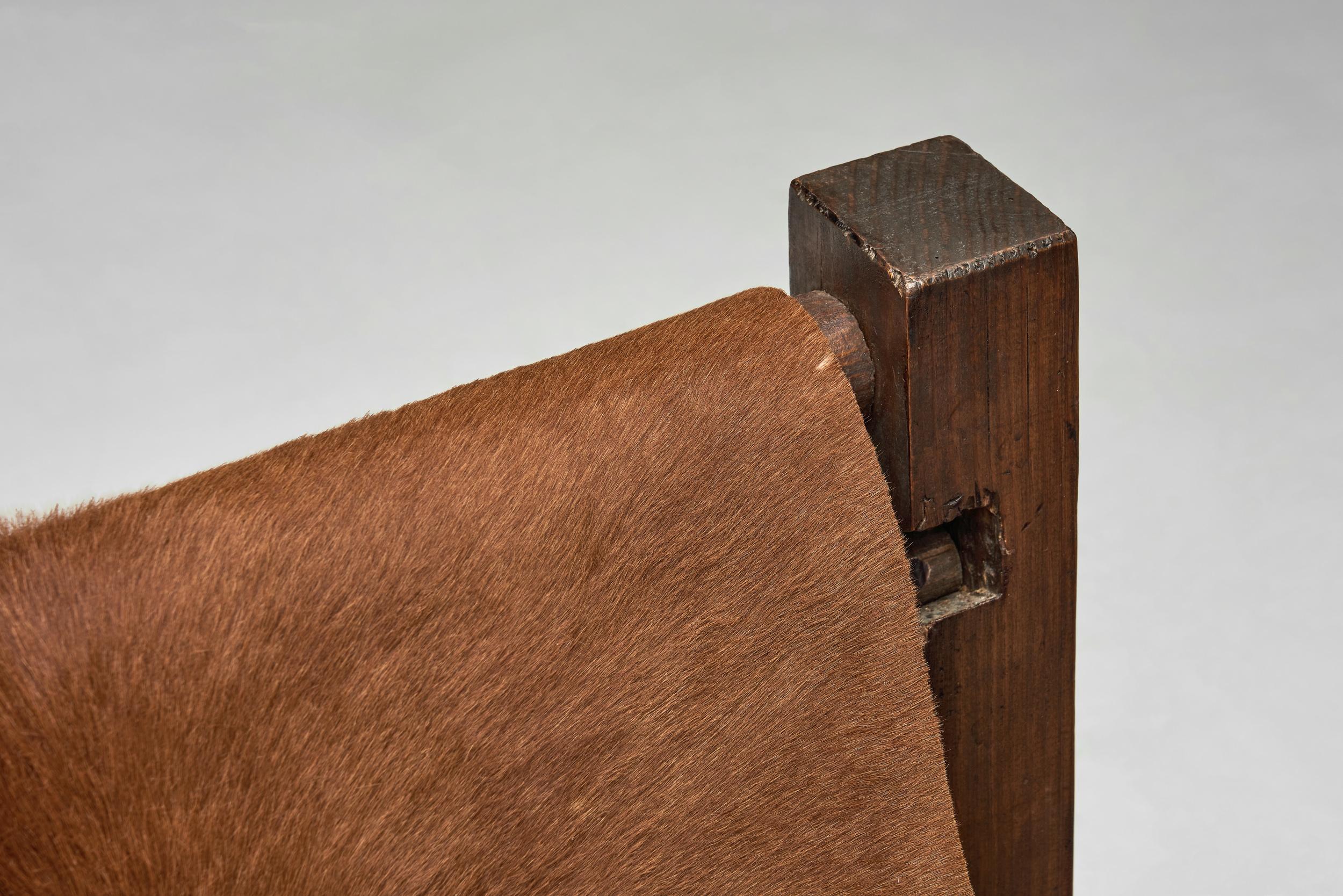 Fauteuil en pin avec assise en peau de vache, Europe 1950s en vente 4