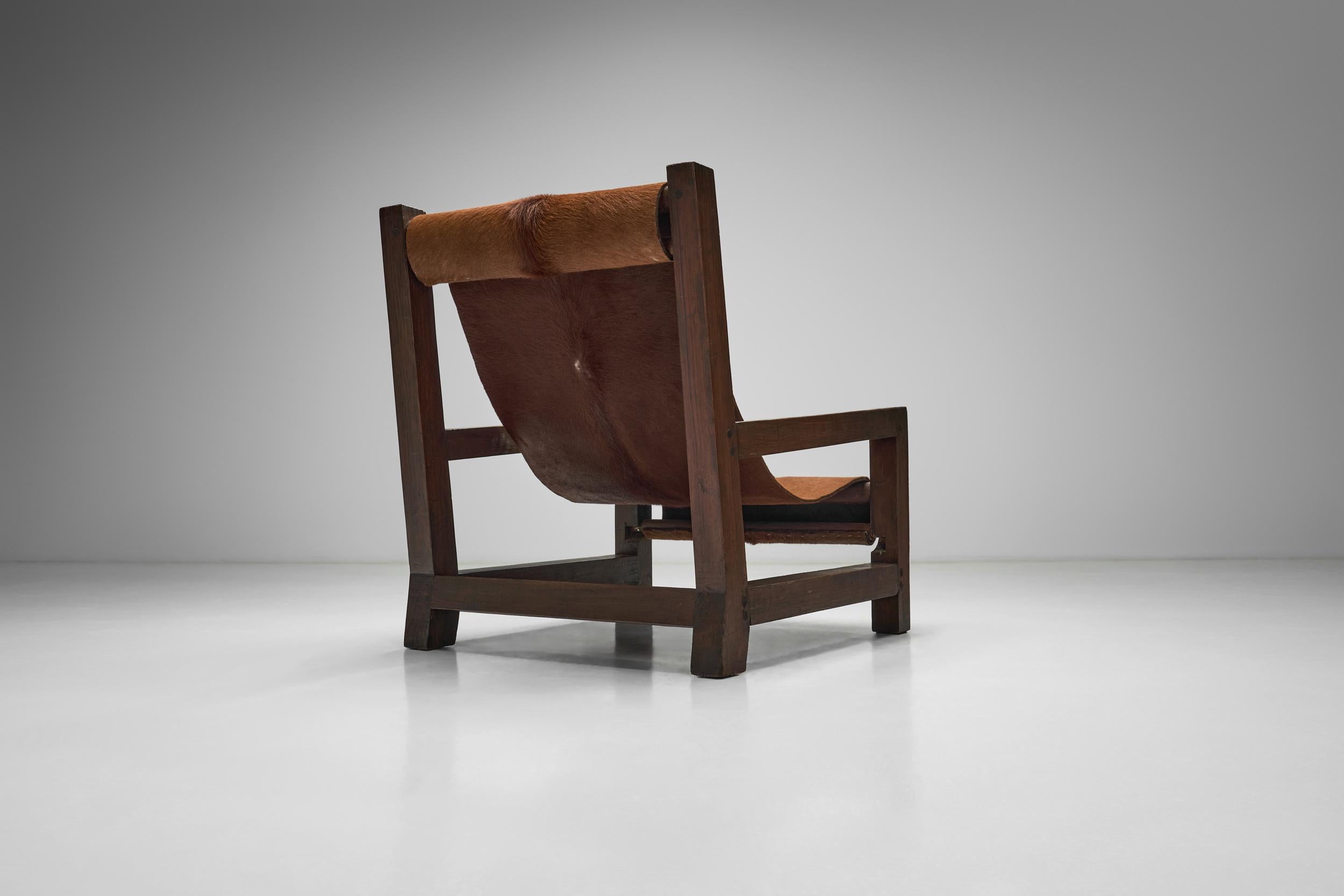 Fauteuil en pin avec assise en peau de vache, Europe 1950s en vente 8