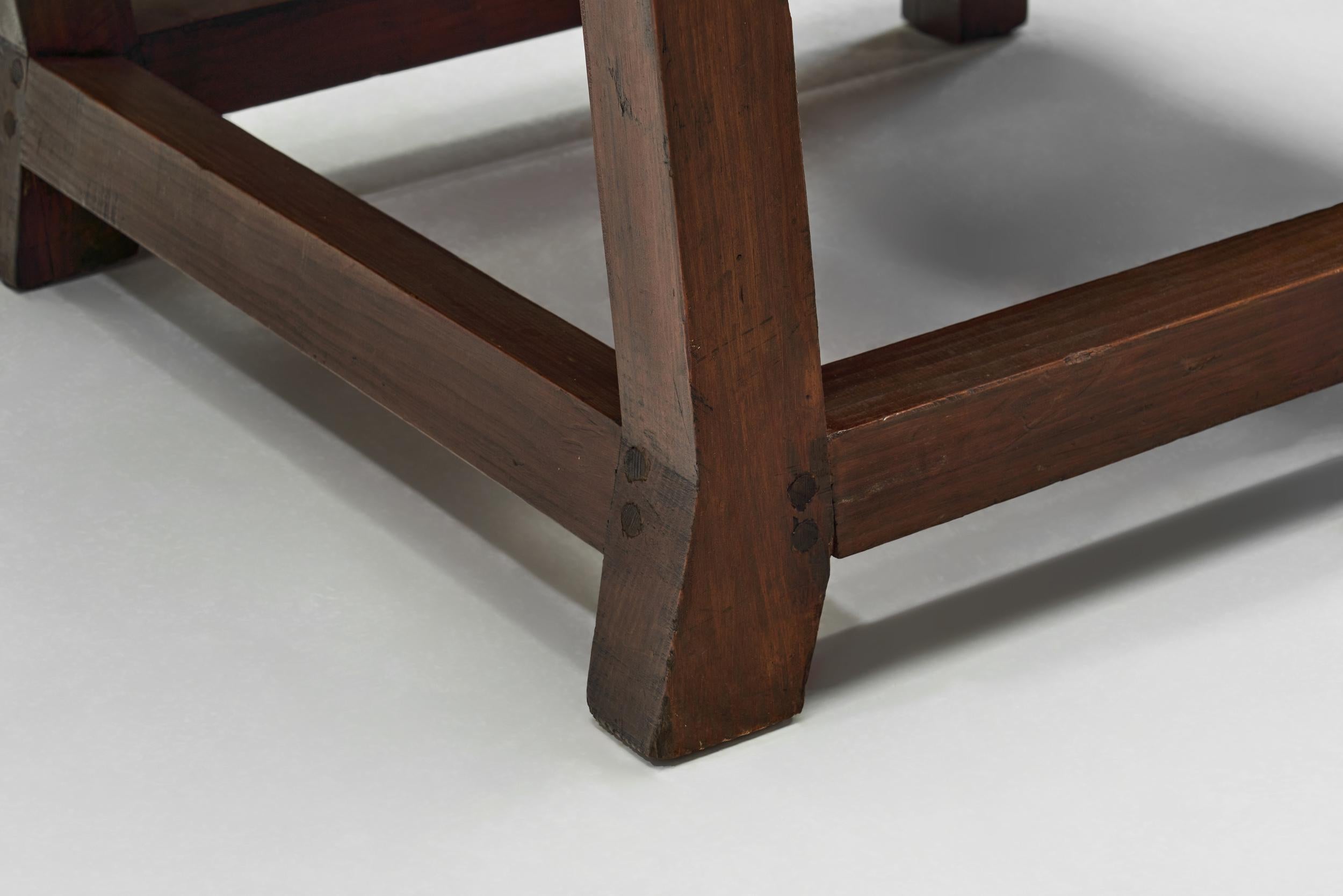 Fauteuil en pin avec assise en peau de vache, Europe 1950s en vente 10
