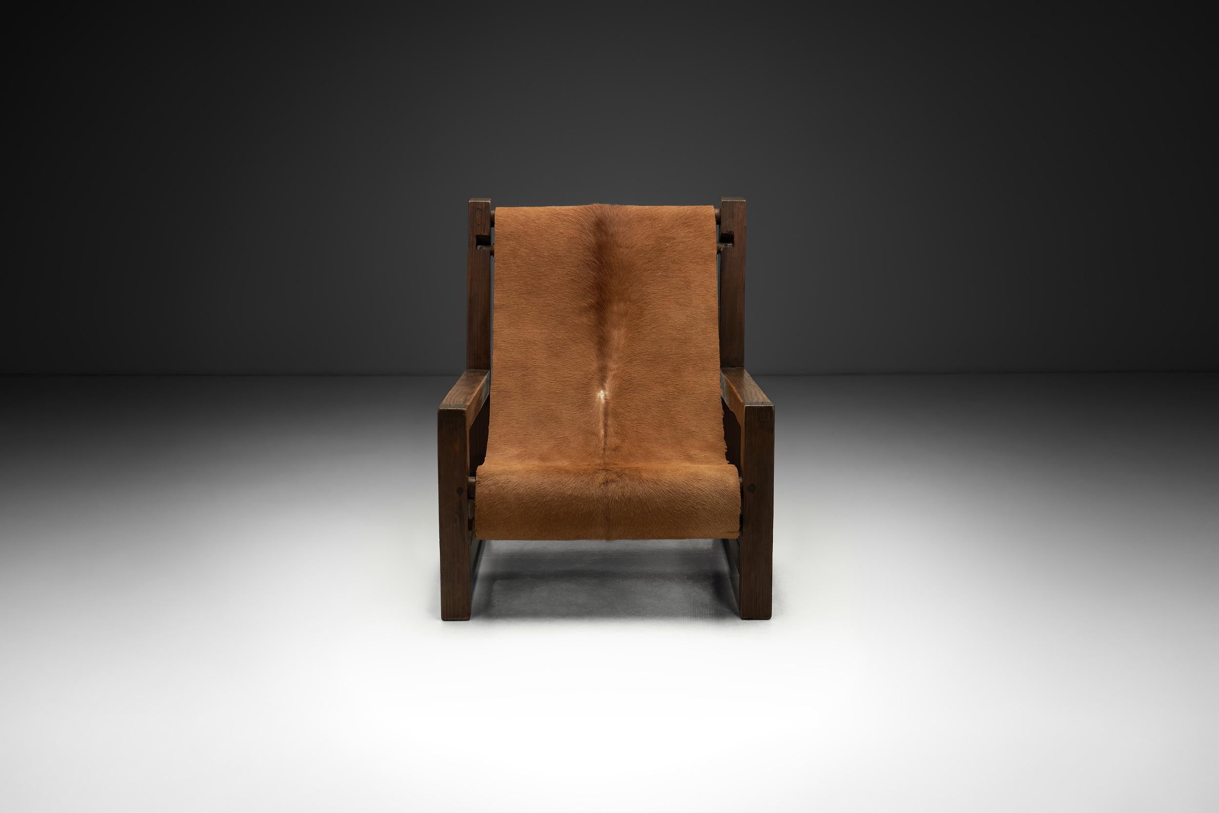 Mid-Century Modern Fauteuil en pin avec assise en peau de vache, Europe 1950s en vente