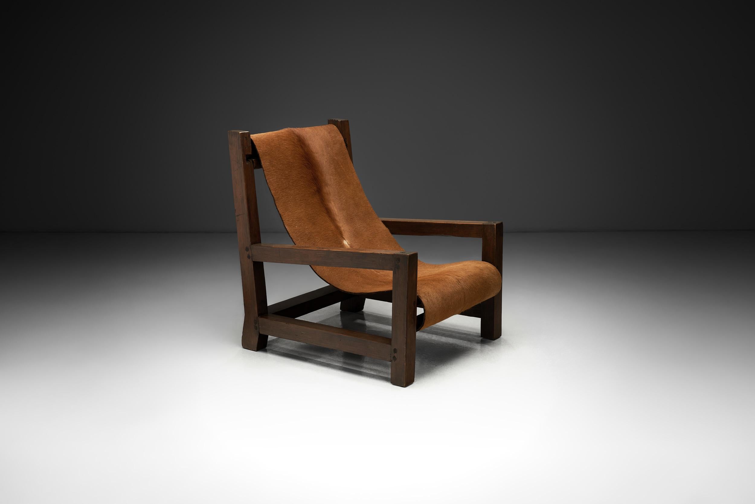 Européen Fauteuil en pin avec assise en peau de vache, Europe 1950s en vente