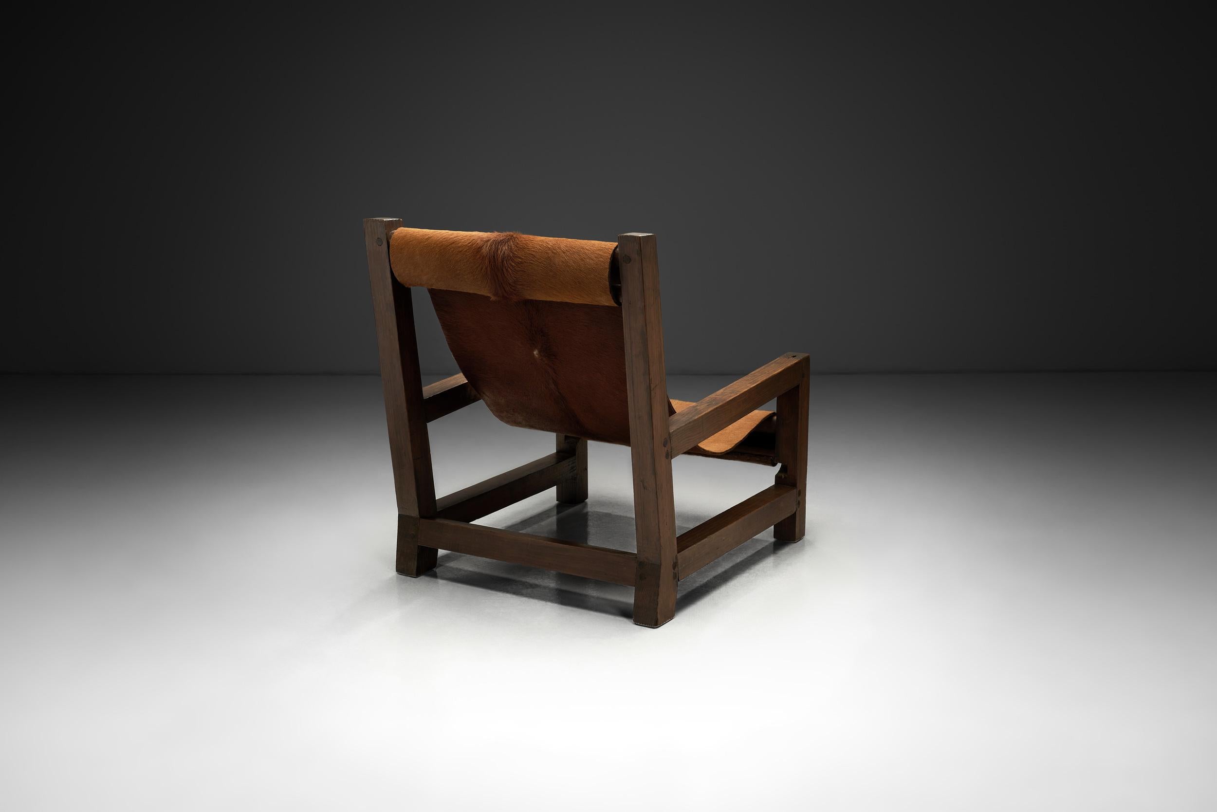 Fauteuil en pin avec assise en peau de vache, Europe 1950s Bon état - En vente à Utrecht, NL