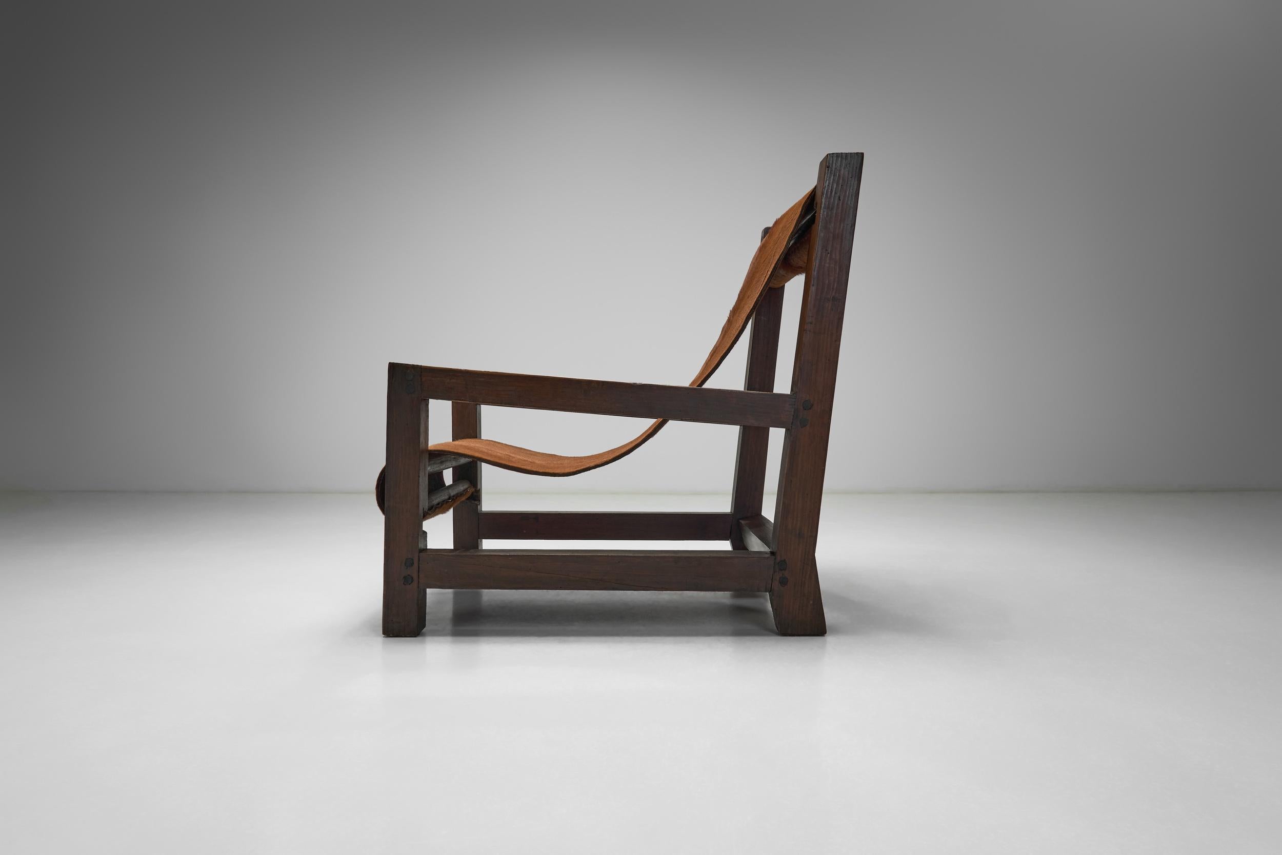 Milieu du XXe siècle Fauteuil en pin avec assise en peau de vache, Europe 1950s en vente