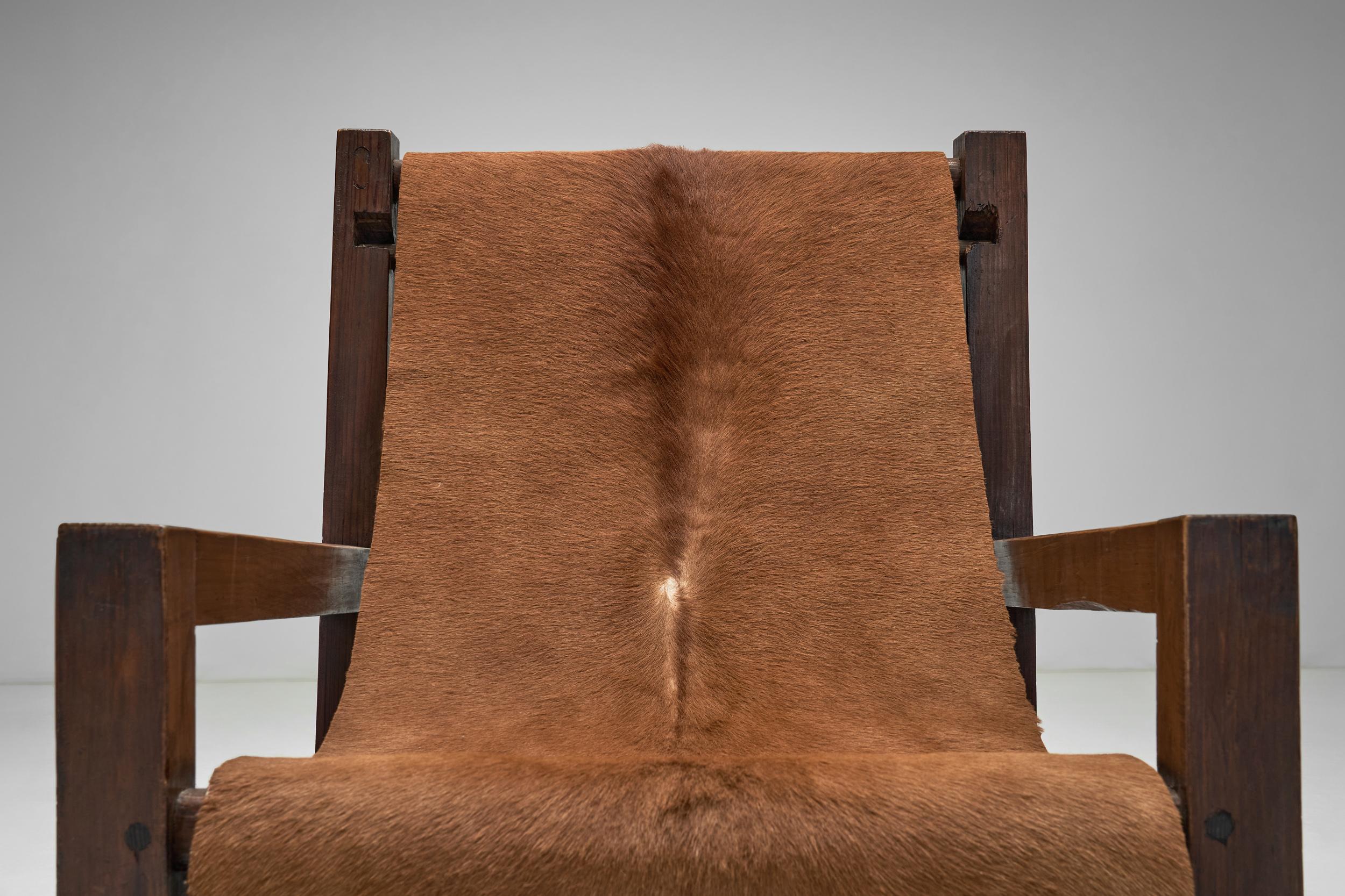 Fauteuil en pin avec assise en peau de vache, Europe 1950s en vente 1