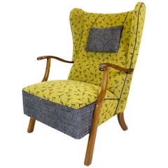 Sillón de madera de nogal pulida de carpintero danés en tela de colores de los años 40
