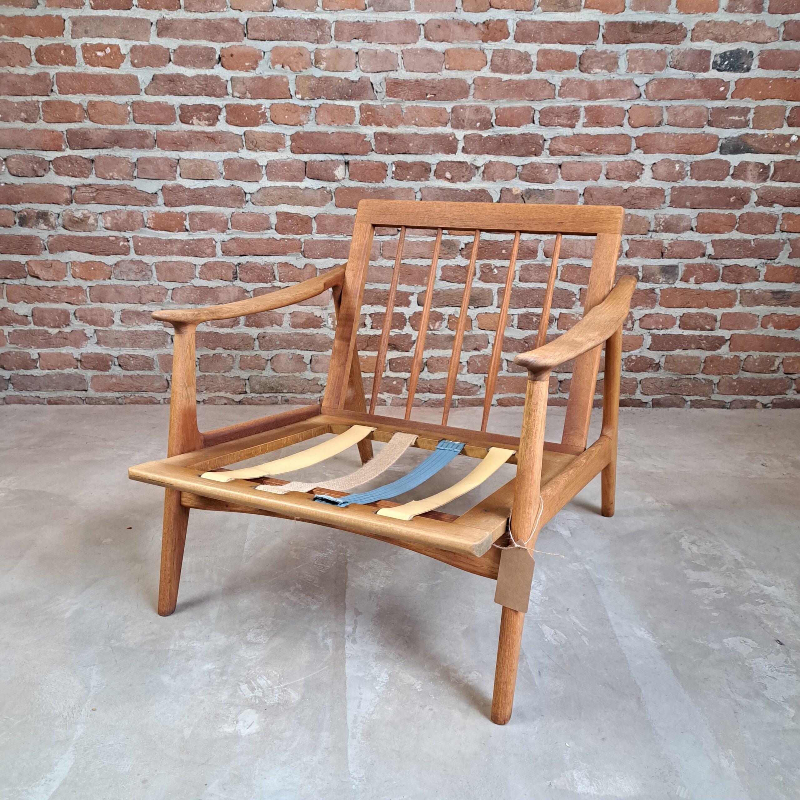 Poltrona in tessuto rosso, Danimarca, 1960

Informazioni aggiuntive:
Paese di produzione - Danimarca
Periodo di progettazione - 1960
Periodo di produzione - 1960
Stile - Midcentury / design danese
Materiale - Legno di Wood e tessuto
Colore - Marrone