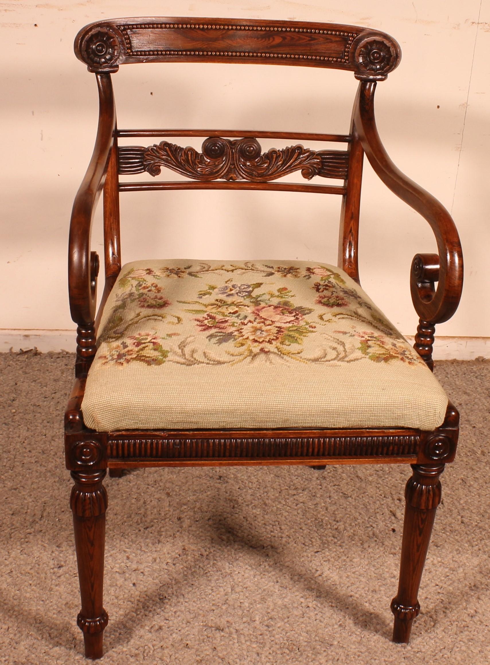 Joli fauteuil en bois de rose du début du 19ème siècle Période Regency
Très belle base décorée d'un bourrelet Le dossier est également décoré d'un bourrelet ainsi que d'une sculpture en son centre
L'assise est doublée d'une tapisserie (assise