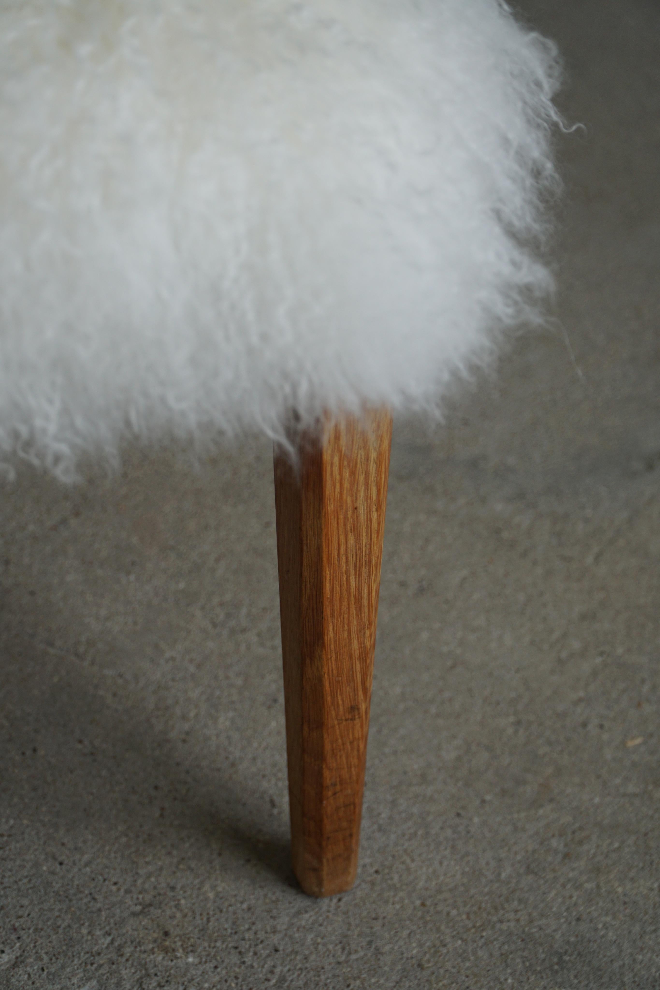 Fauteuil en Oak Oak massif, retapissé en laine d'agneau, milieu du siècle danois, années 1950 en vente 2