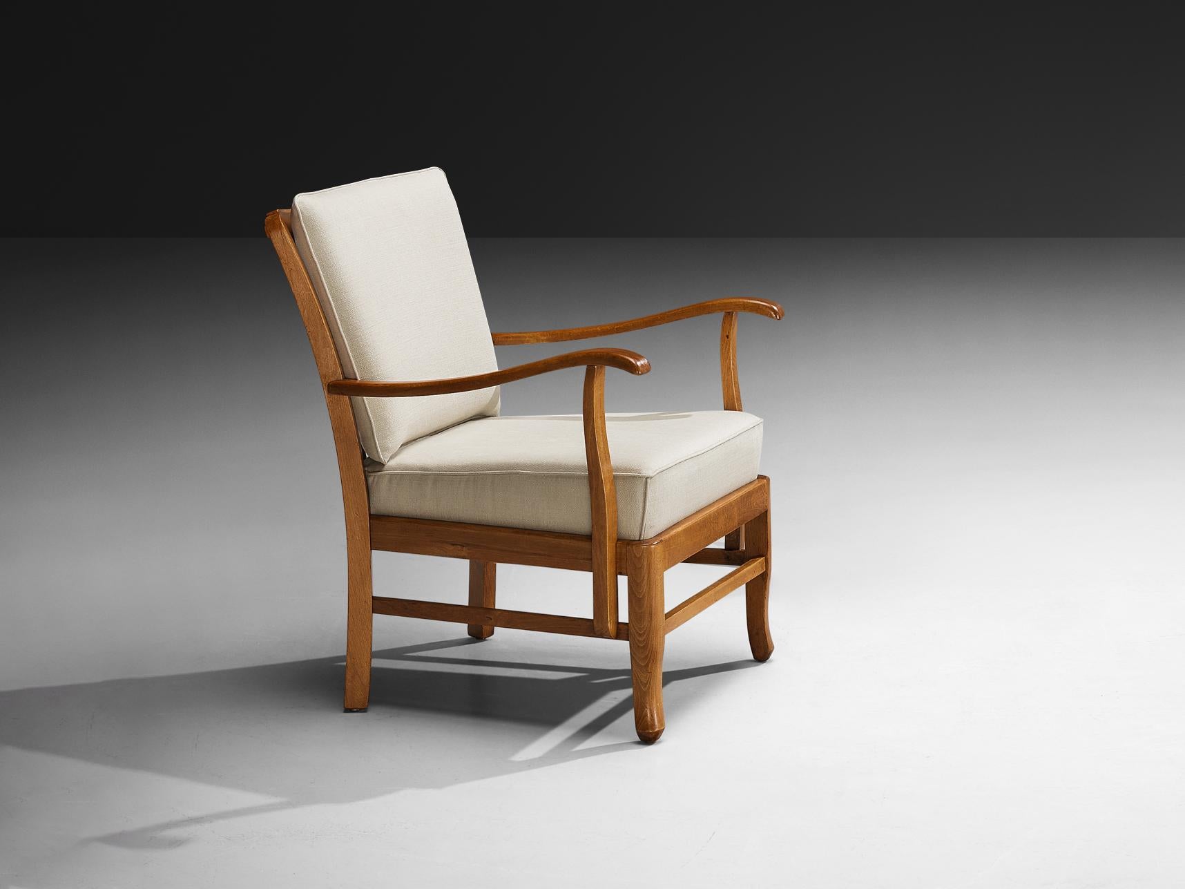Fauteuil, hêtre, tissu, Europe, années 1950

Ce fauteuil sophistiqué incarne l'élégance intemporelle, fabriqué dans les années 1950 avec le souci du détail. Fabriqué en bois de hêtre aux tons chauds, ses bras gracieusement incurvés et ses pieds