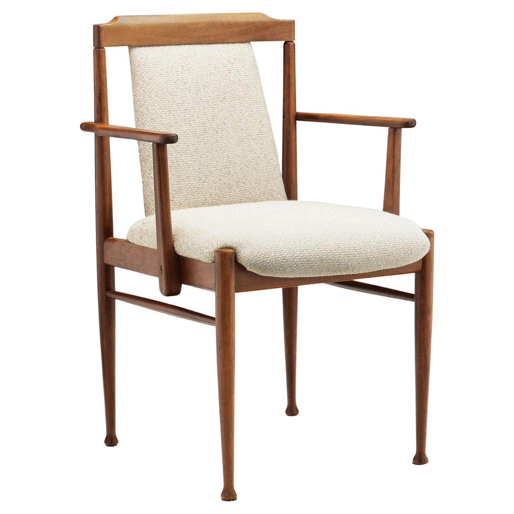 Sillón de madera maciza con asiento tapizado, Europa Siglo XX