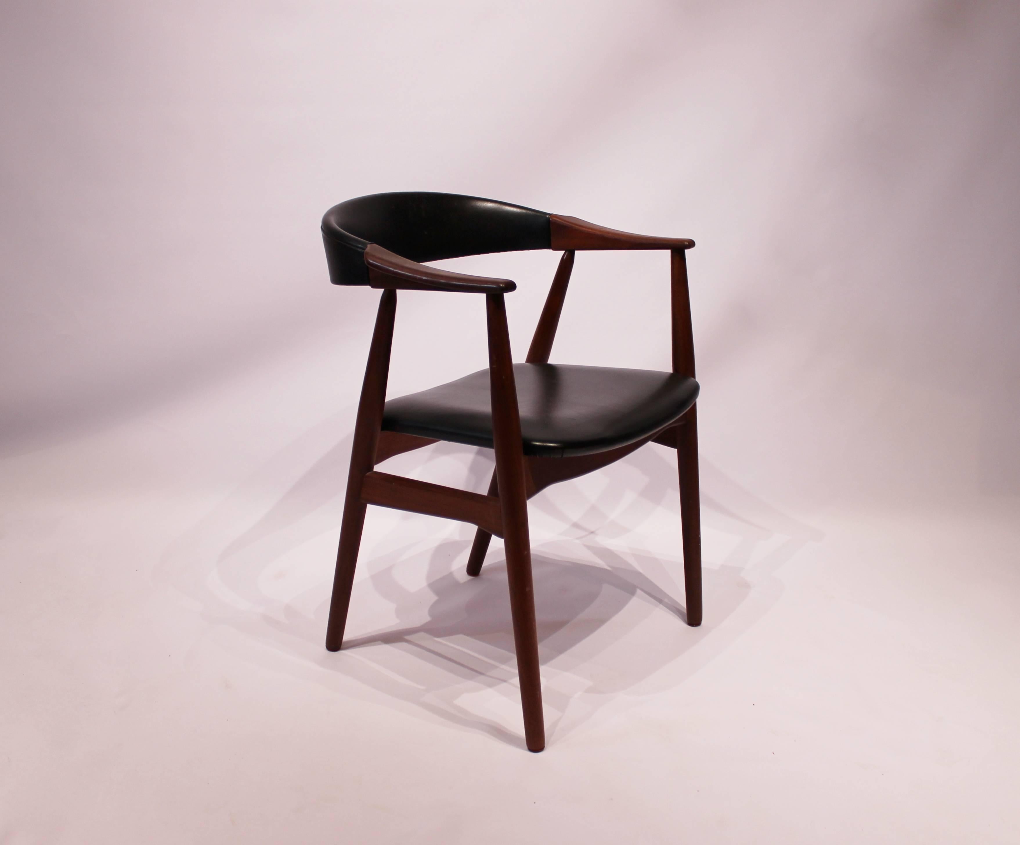 Armchair in teak and black Classic leather of Danish design from the 1960s. The chair is in great vintage condition.