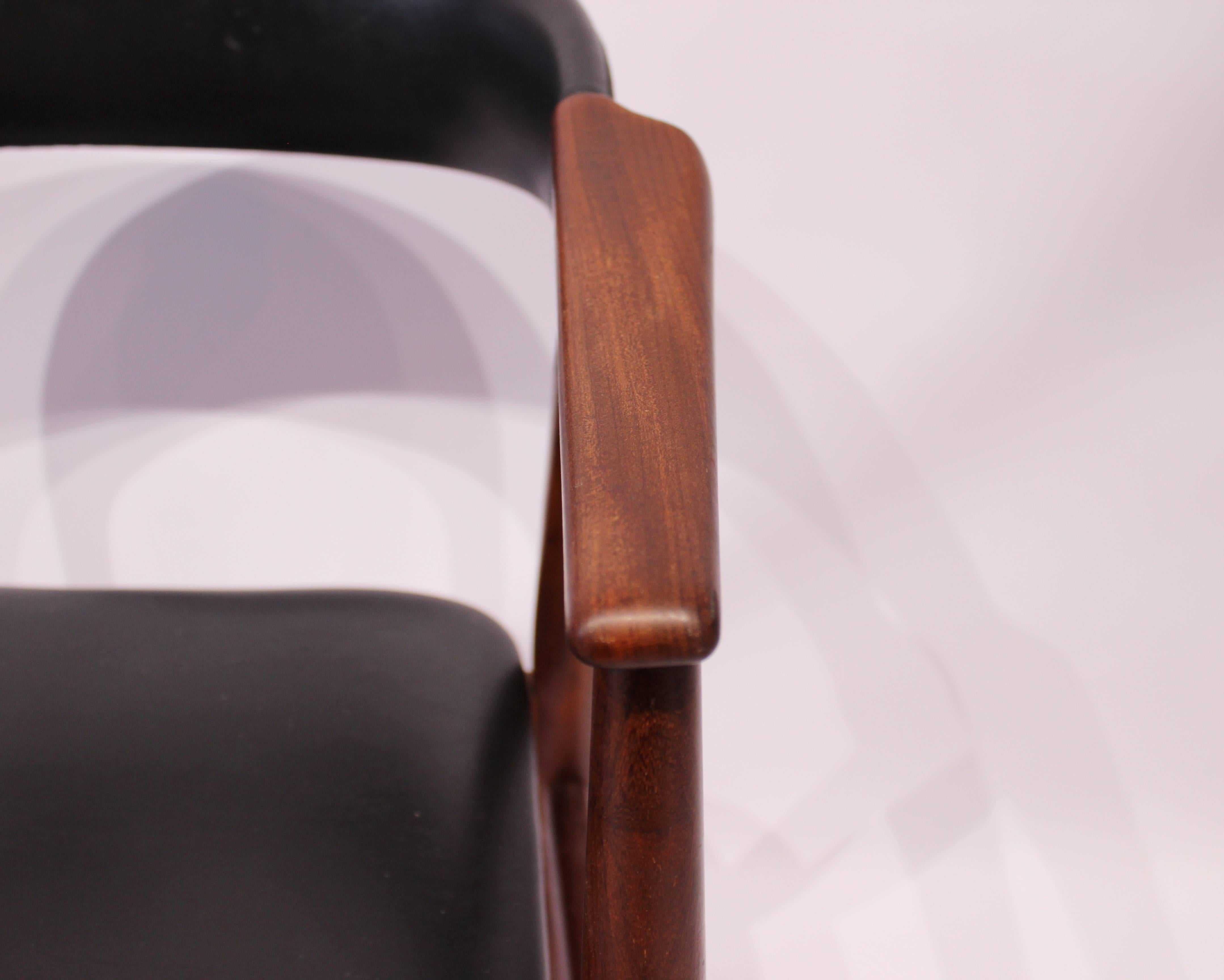Mid-20th Century Armchair in Teak and Black Classic Leather of Danish Design from the 1960s