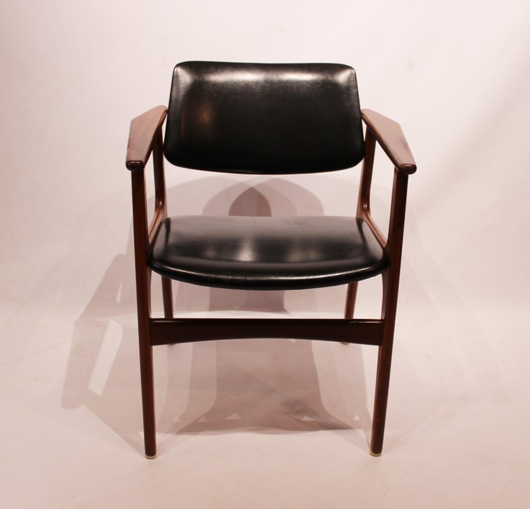 Armchair in teak and black leather of Danish design from the 1960s. The chair is in great vintage condition.