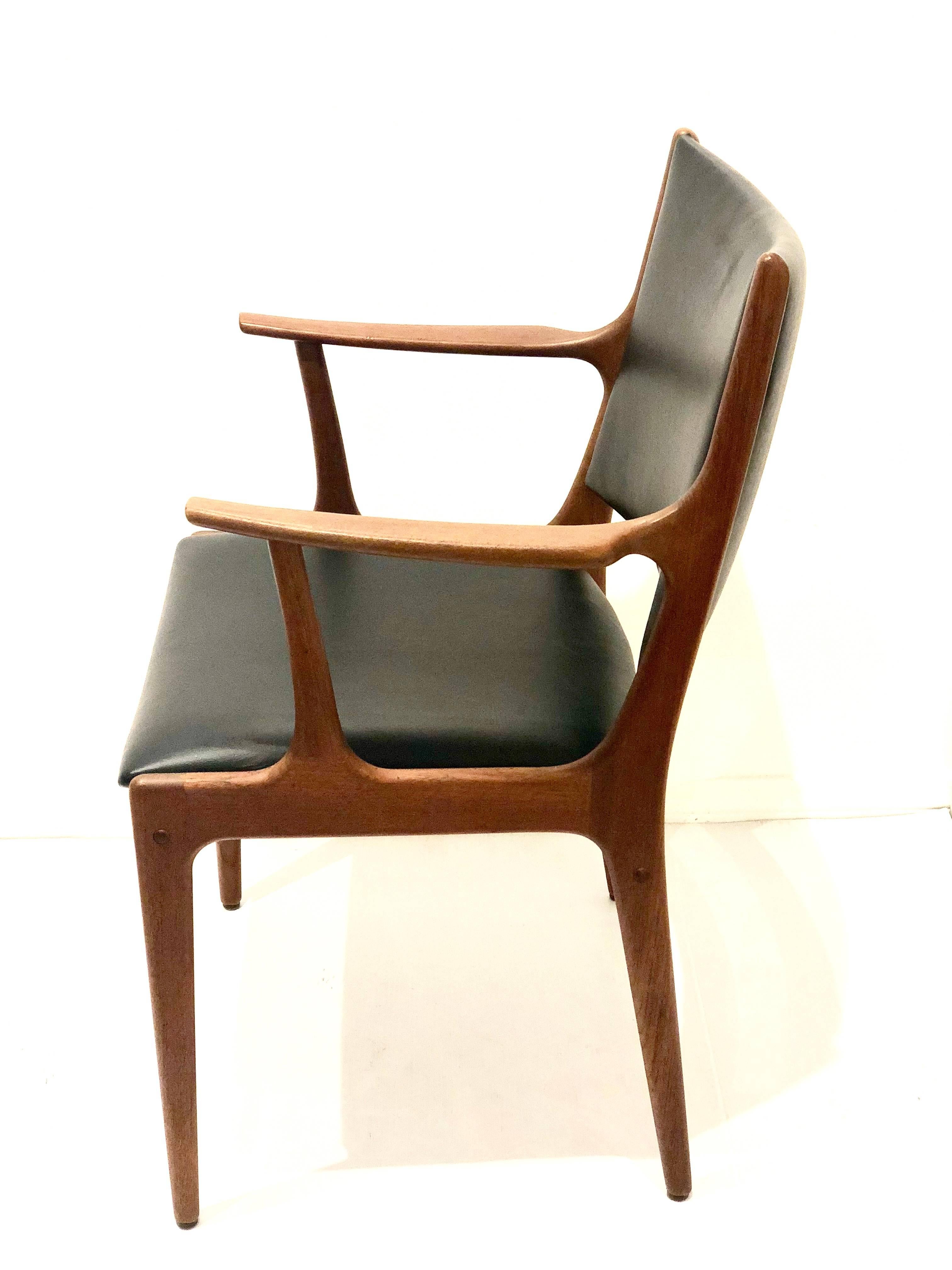 Midcentury Danish teak dining armchair by Johannes Andersen for Uldum Møbelfabrik. Model UM85. Seat upholstery in black naugahyde. Freshly refinished.