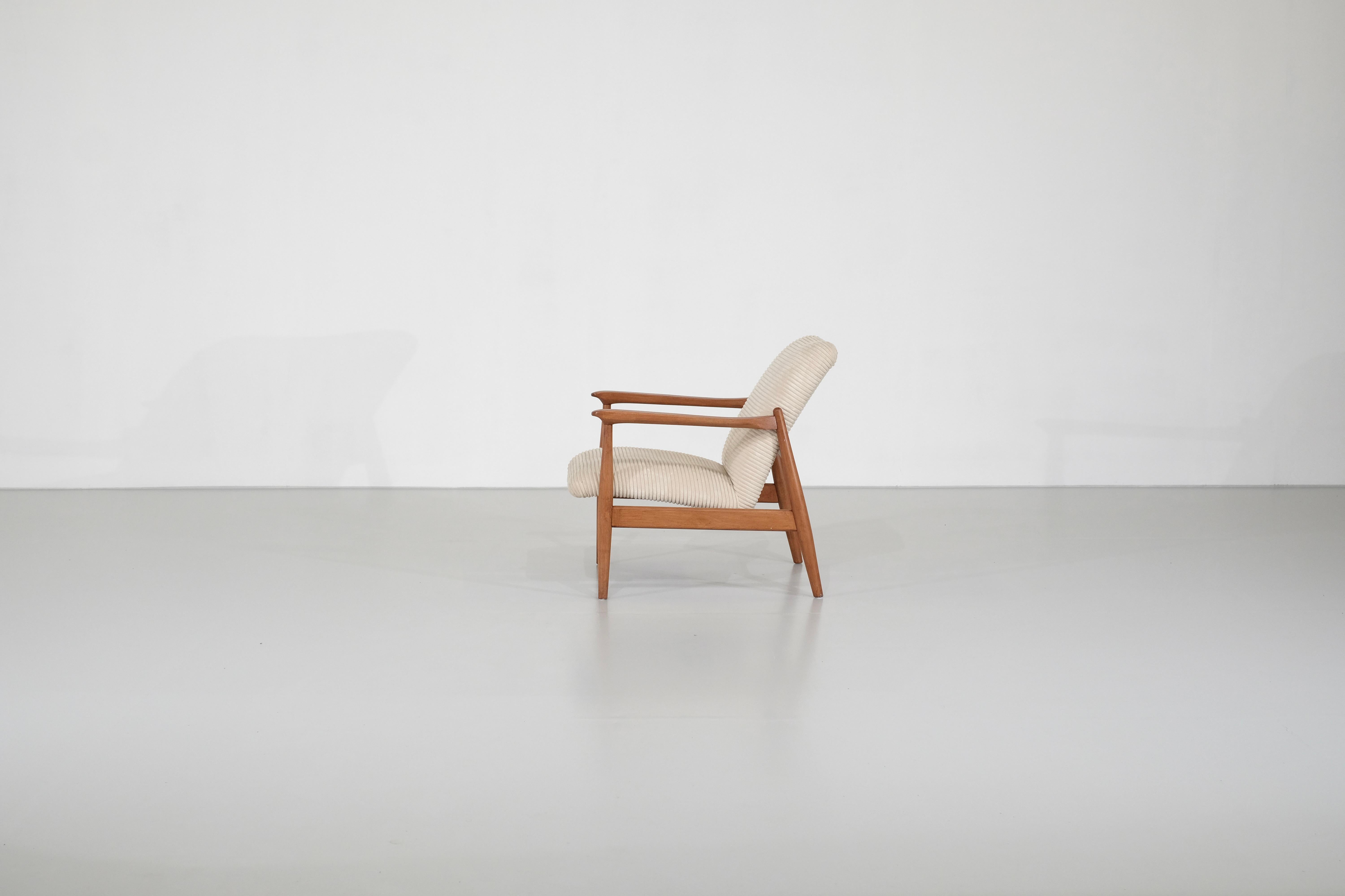 Magnifique fauteuil scandinave conçu dans les années 1960.

Avec son design épuré et raffiné, ses lignes délicates et sa finition exquise, ce fauteuil s'adapte à tous les espaces.

Il ne présente aucun dommage ou pièce manquante, mais montre