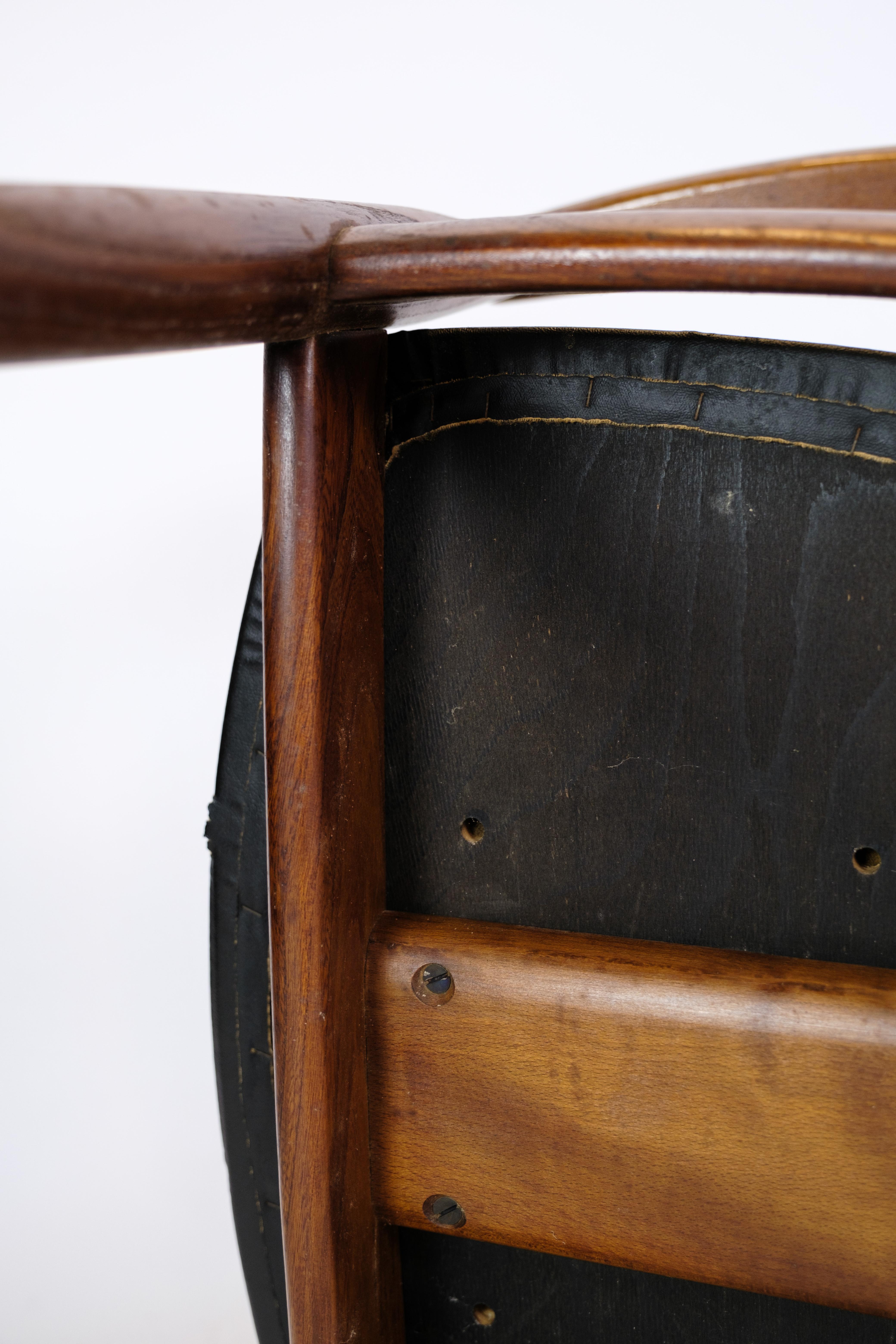 Armchair in Teak Wood and Black Leather by Illum Wikkelsø & Niels Eilersen 1960 For Sale 6