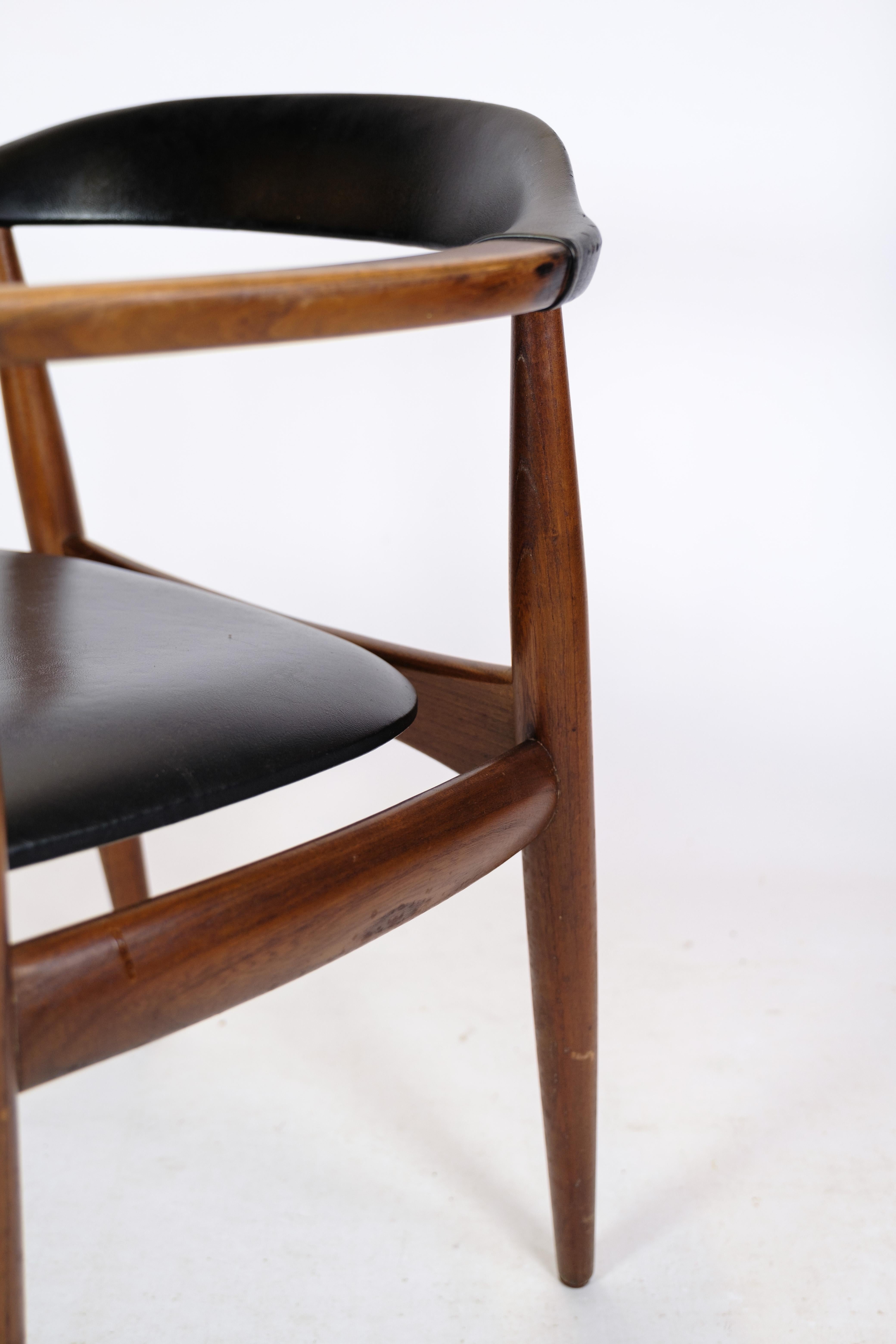 Sessel aus Teakholz und schwarzem Kunstleder, entworfen von Illum Wikkelsø für Niels Eilersen um die 1960er Jahre.
Maße in cm: H:66 B:62 T:46 SH:45