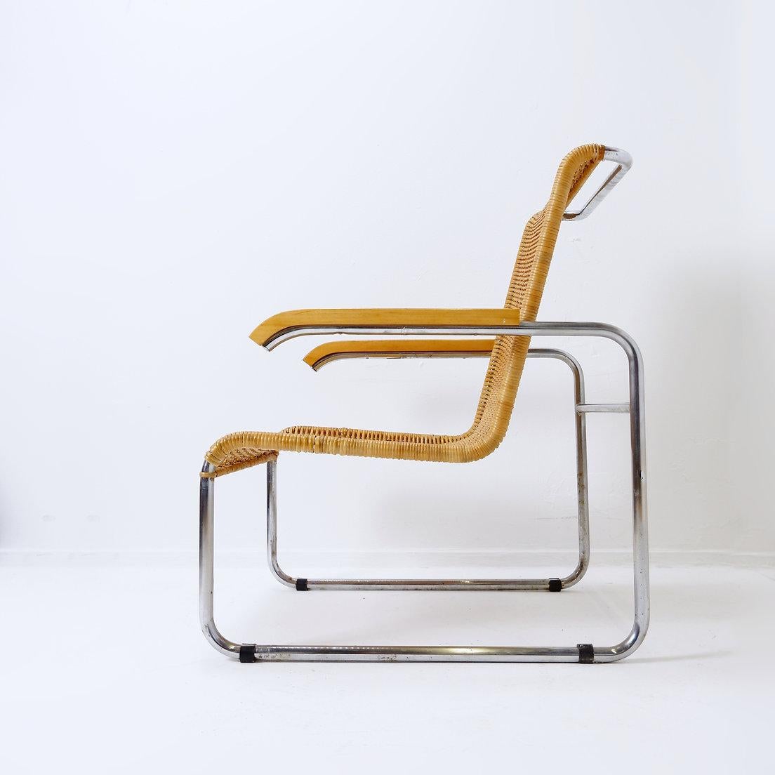 Fauteuil moderniste dans le style de Breuer pour Thonet - circa 1990
B35 Marcel Breuer - Thonet - tubulaire chromé
Dimensions : 62,5x75cm H:88cm SH:34cm 
MATERIAL : Beeche - Chrome - Rotin
Usure conforme à l'âge et à l'utilisation.
 