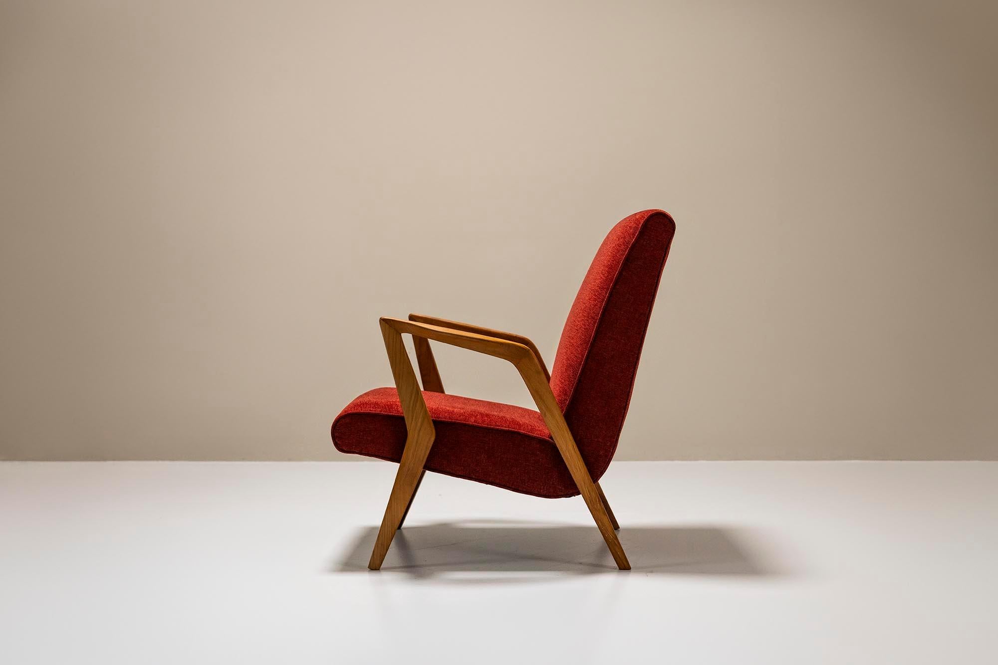 Dynamic and asymmetrical shapes in combination with simplicity in design make this armchair an attractive eye-catcher and a typical mid-century chair which makes it an eyeful piece.

Design
The chair actually consists of three parts; the two