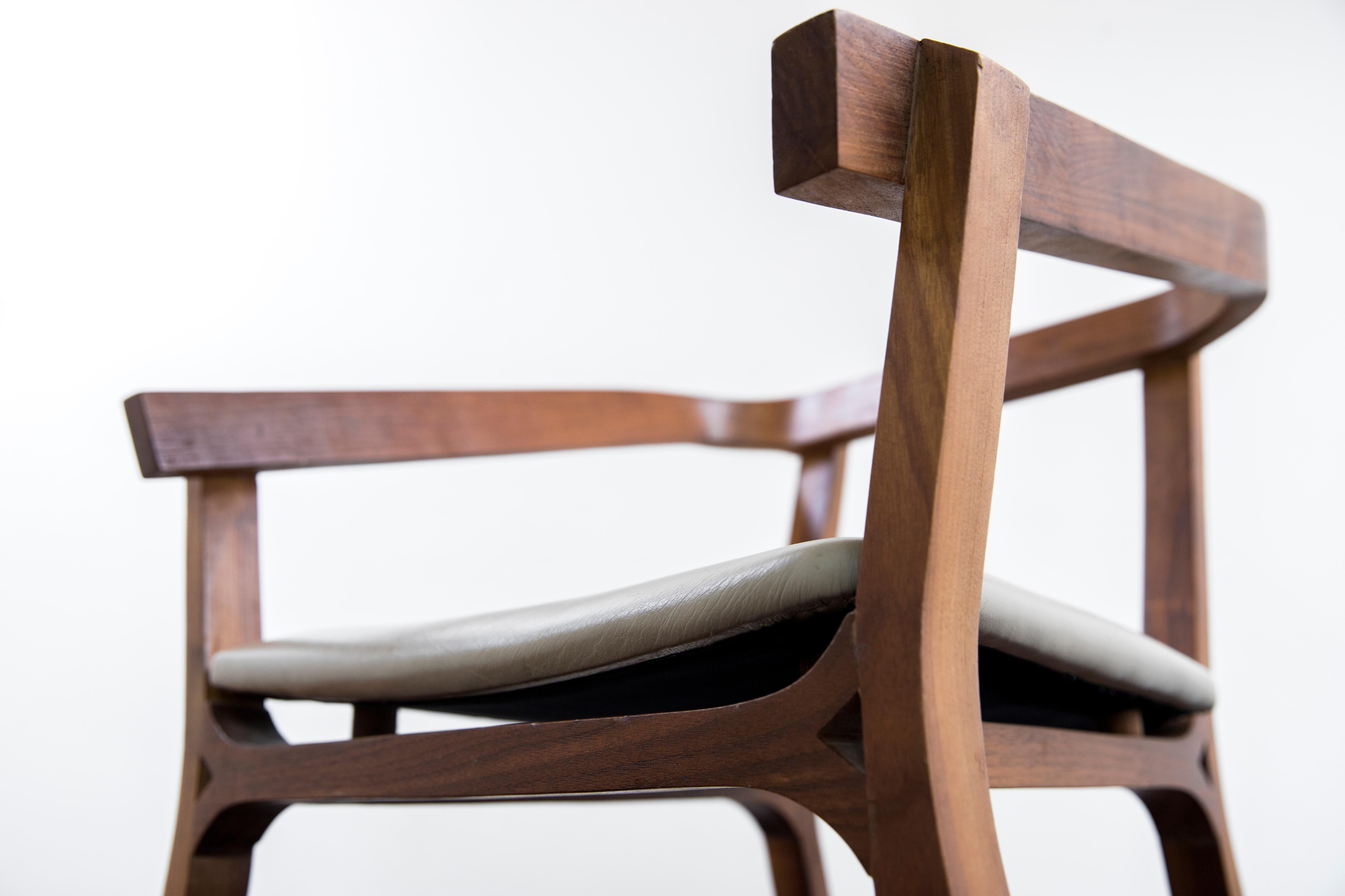 Armchair in Walnut Hardwood by Obiect, Mexican Contemporary Design (21. Jahrhundert und zeitgenössisch) im Angebot
