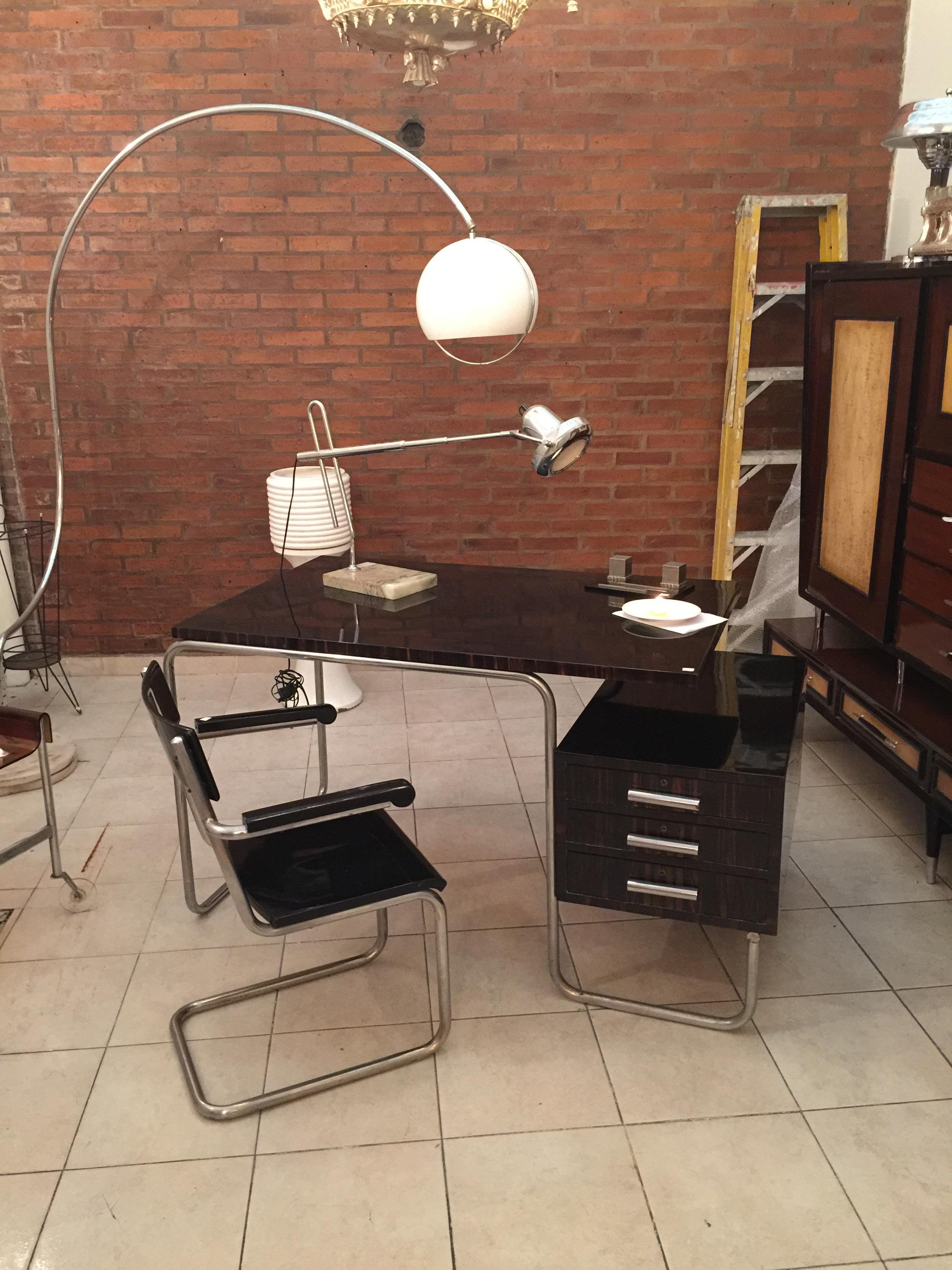 Sessel 

Holz und Chrom
Jahr: 1940
Land: Deutschland
Wenn Sie einen Schreibtischstuhl suchen, der zu Ihrem Schreibtisch passt, haben wir das Richtige für Sie. 
Wir haben uns seit 1982 auf den Verkauf von Art Deco, Art Nouveau und Vintage