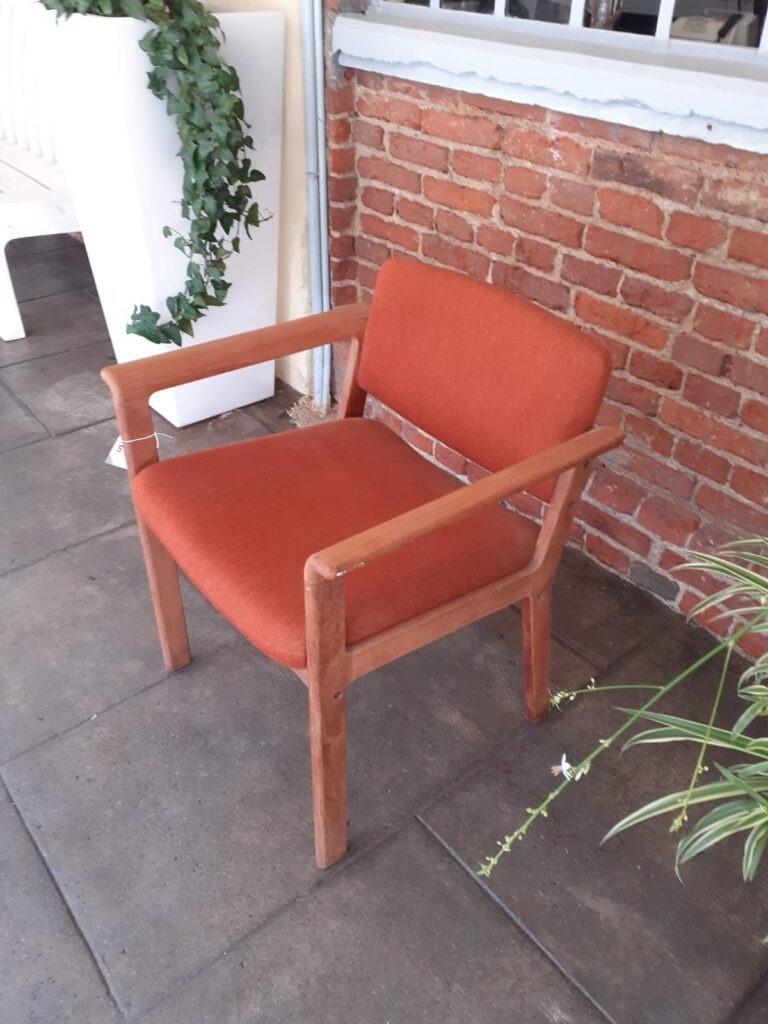 Fauteuil en bois, Danemark, 1960

Informations complémentaires :
Pays de fabrication - Danemark
Période de conception - 1960
Période de production - 1960
Style - Midcentury / Design/One
Matériau - Bois
Couleur - Marron clair / Tissu :