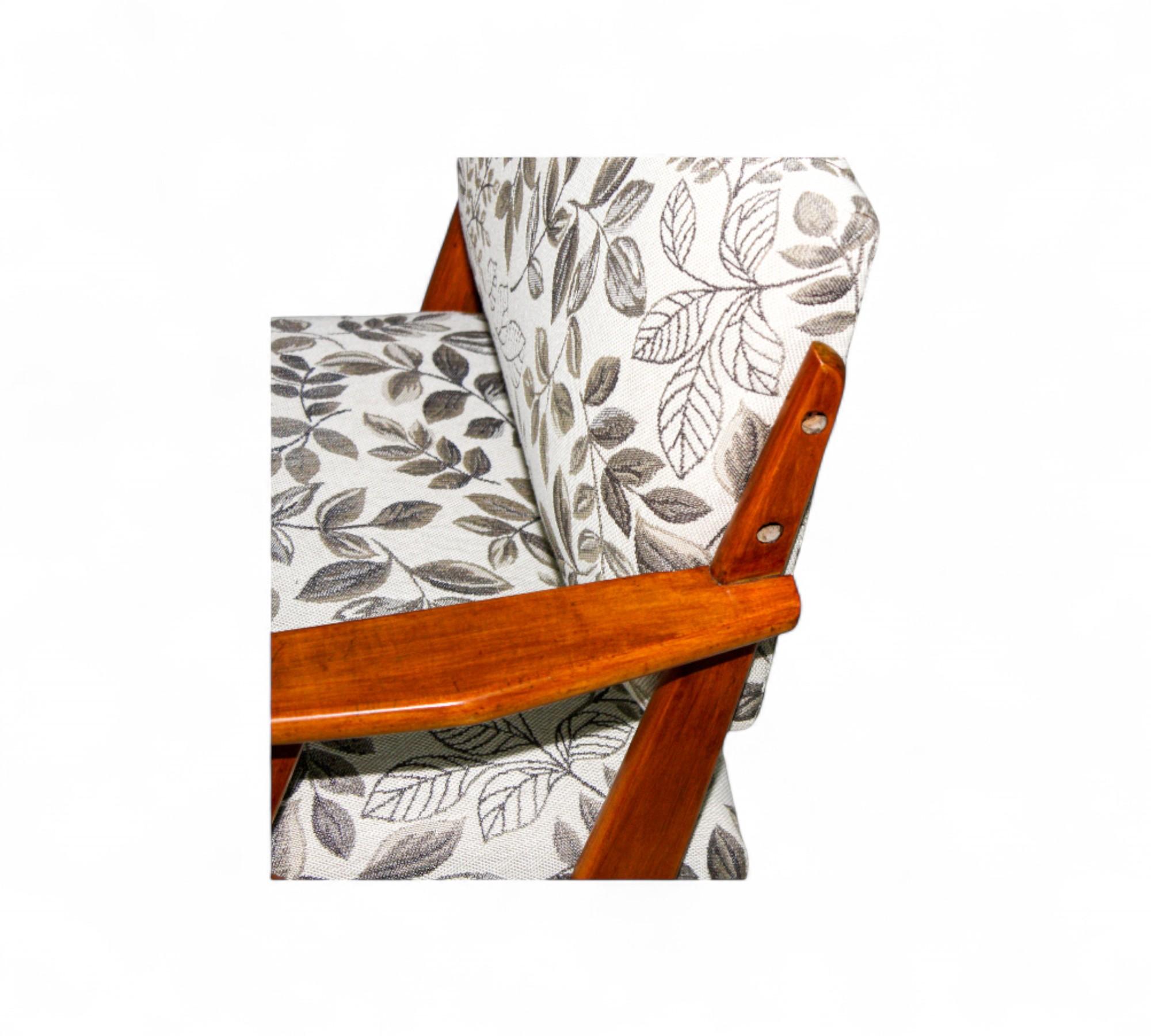 Sessel aus Holz und geblümten Stoffen von Jose Zanine Caldas, um 1950 im Angebot 3