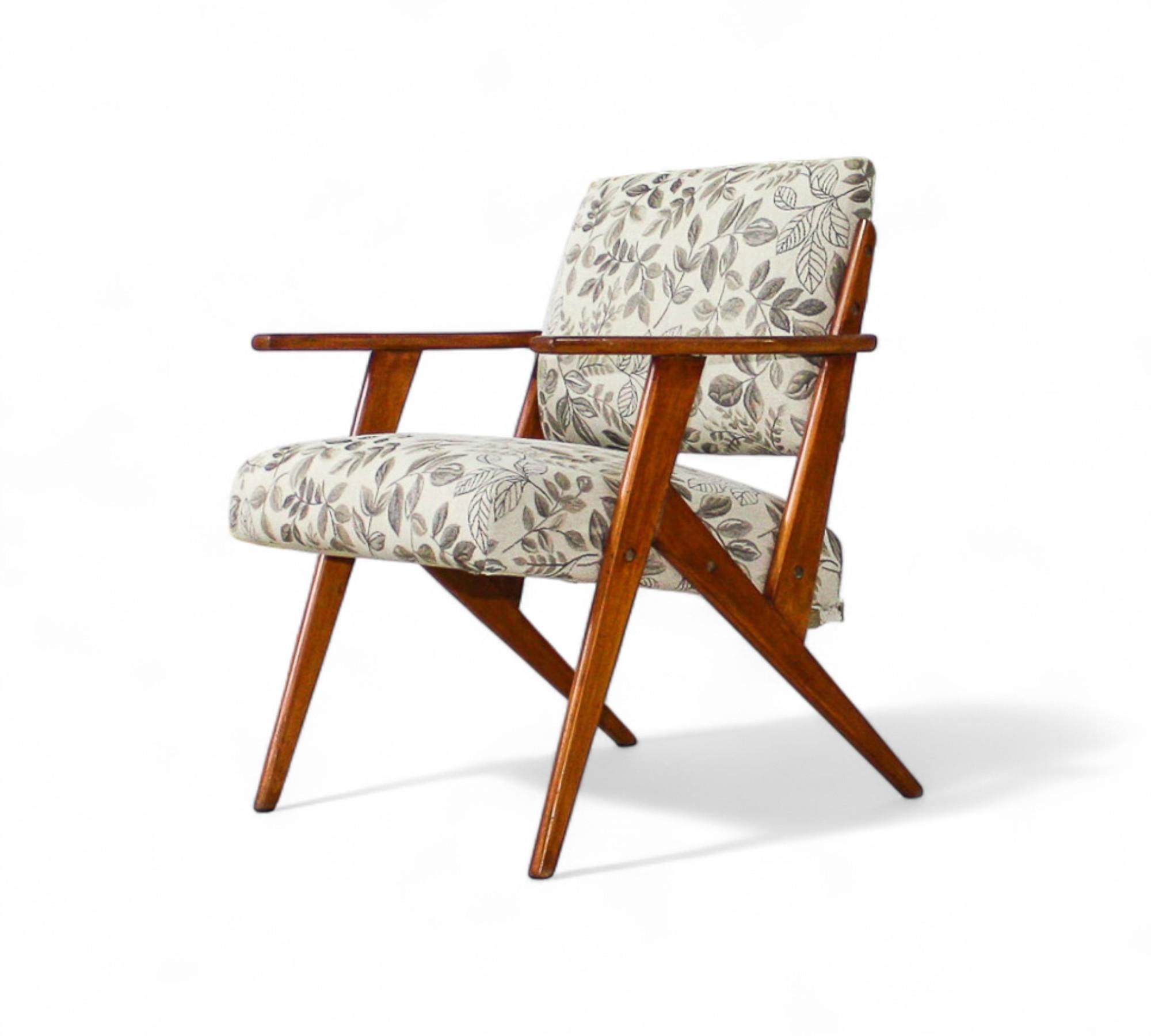 Sessel aus Holz und geblümten Stoffen von Jose Zanine Caldas, um 1950 (Moderne der Mitte des Jahrhunderts) im Angebot