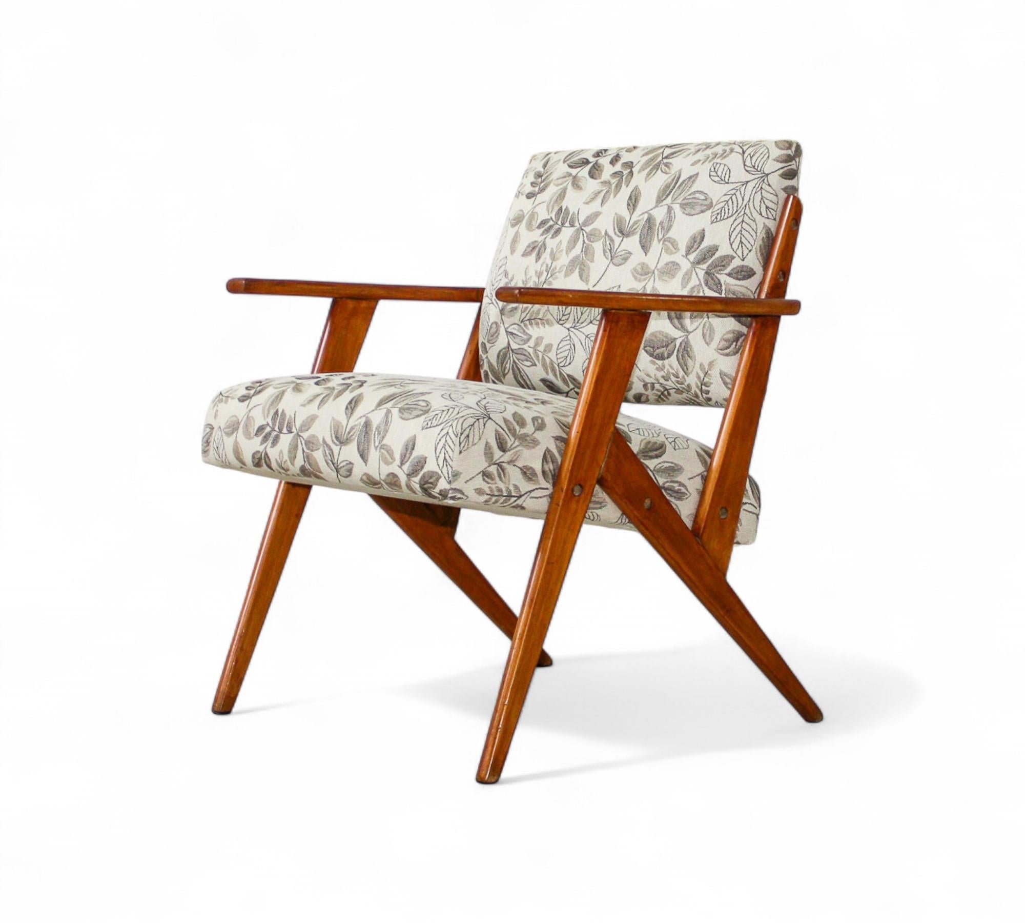 Sessel aus Holz und geblümten Stoffen von Jose Zanine Caldas, um 1950 (Brasilianisch) im Angebot