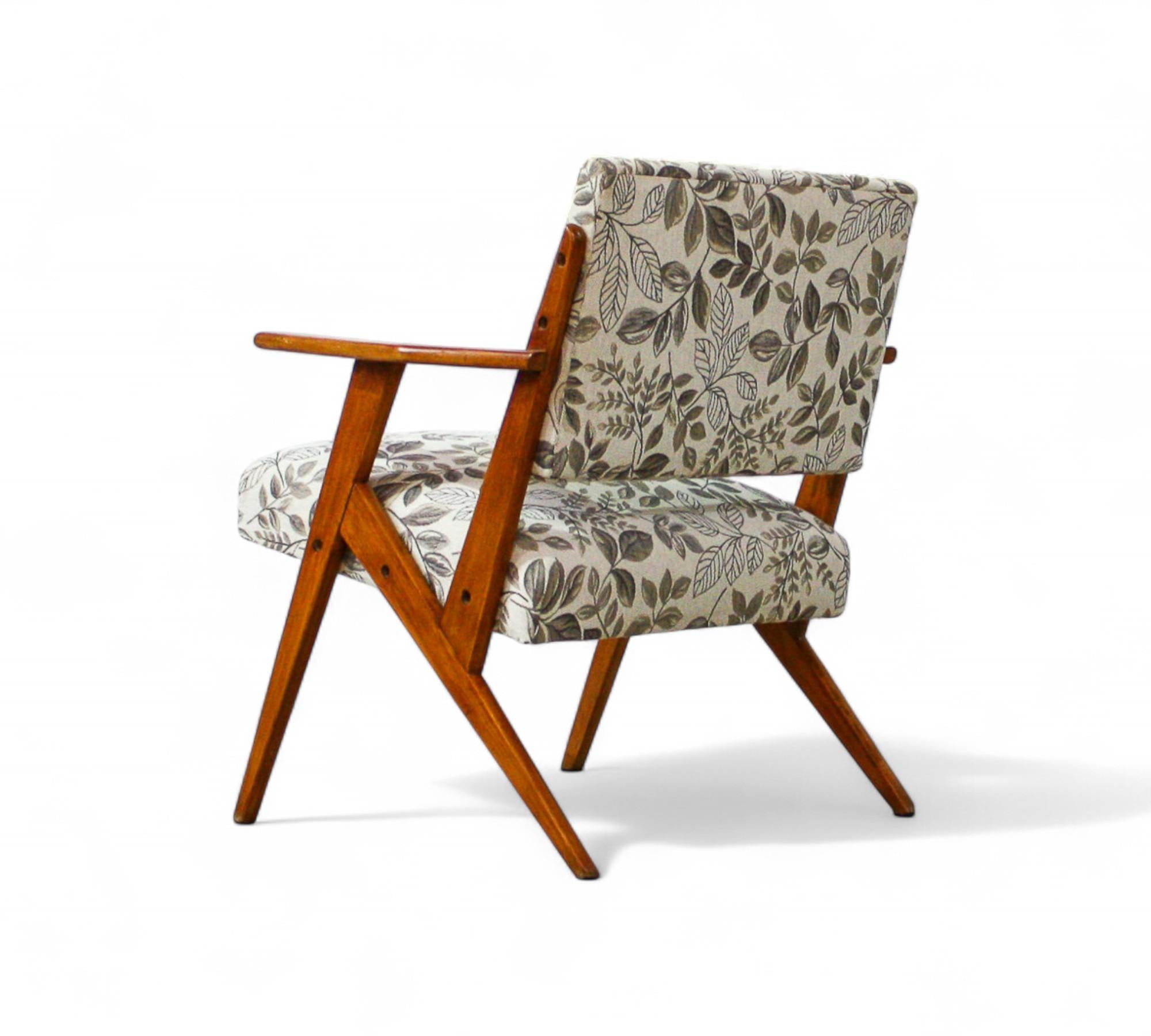 Sessel aus Holz und geblümten Stoffen von Jose Zanine Caldas, um 1950 (Holzarbeit) im Angebot