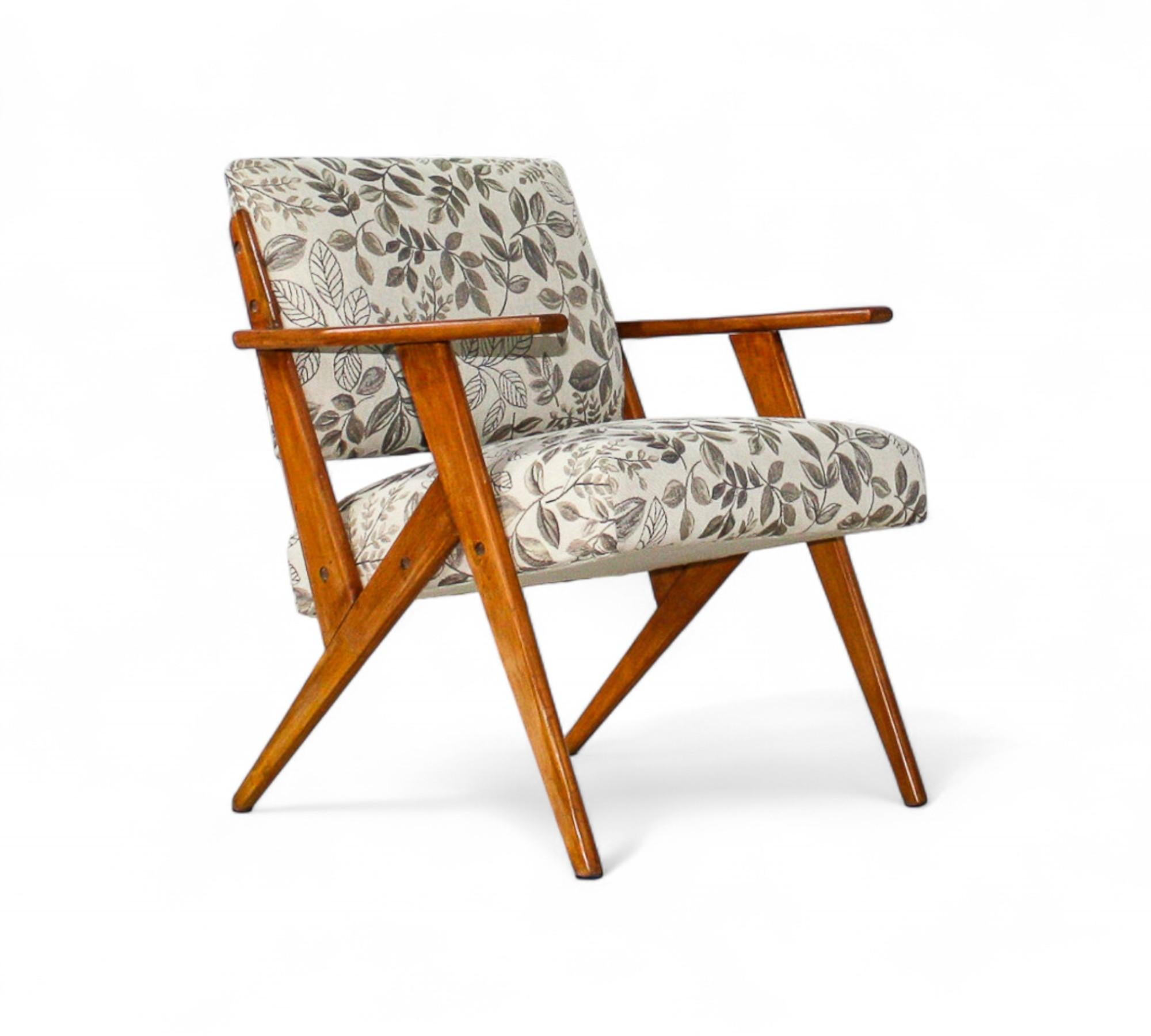 Sessel aus Holz und geblümten Stoffen von Jose Zanine Caldas, um 1950 im Zustand „Gut“ im Angebot in New York, NY