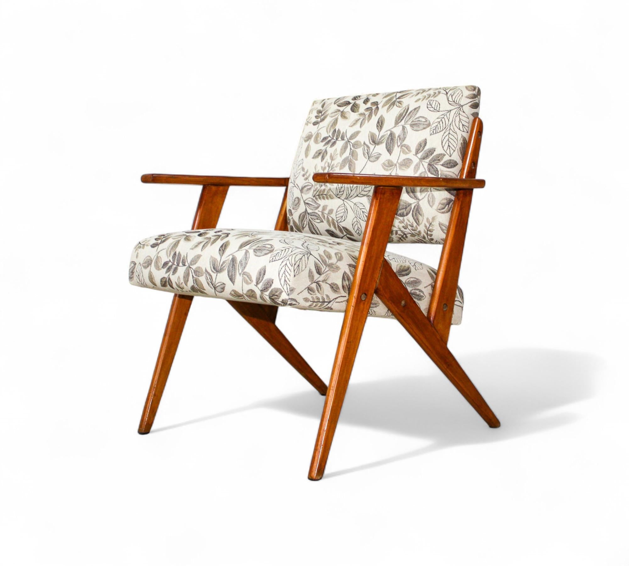 Sessel aus Holz und geblümten Stoffen von Jose Zanine Caldas, um 1950 (20. Jahrhundert) im Angebot