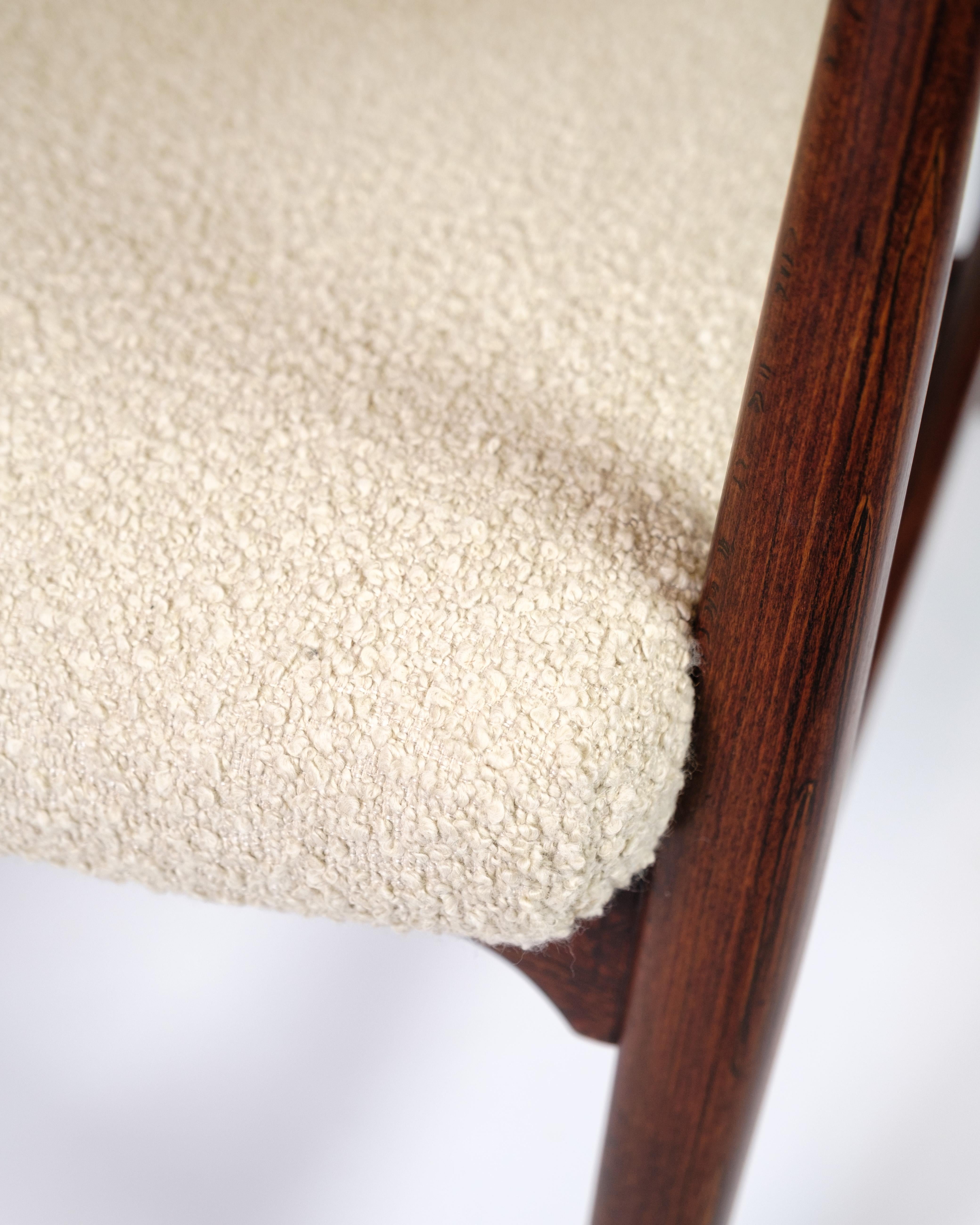 Sillón diseñado por Ib Madsen y Anton Schubell, fabricado por Vik & Blindheim en la década de 1950. La silla está tapizada en tejido de lana blanca, que proporciona un cómodo asiento y una expresión elegante y luminosa. El armazón es de madera