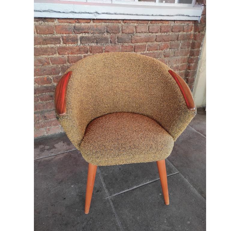 Fauteuil en tissu jaune-vert, Danemark, 1960
Les chaises et les fauteuils seront livrés parfaitement restaurés et finis avec des huiles et des cires naturelles

Informations complémentaires :
Pays de fabrication - Danemark
Période de conception -