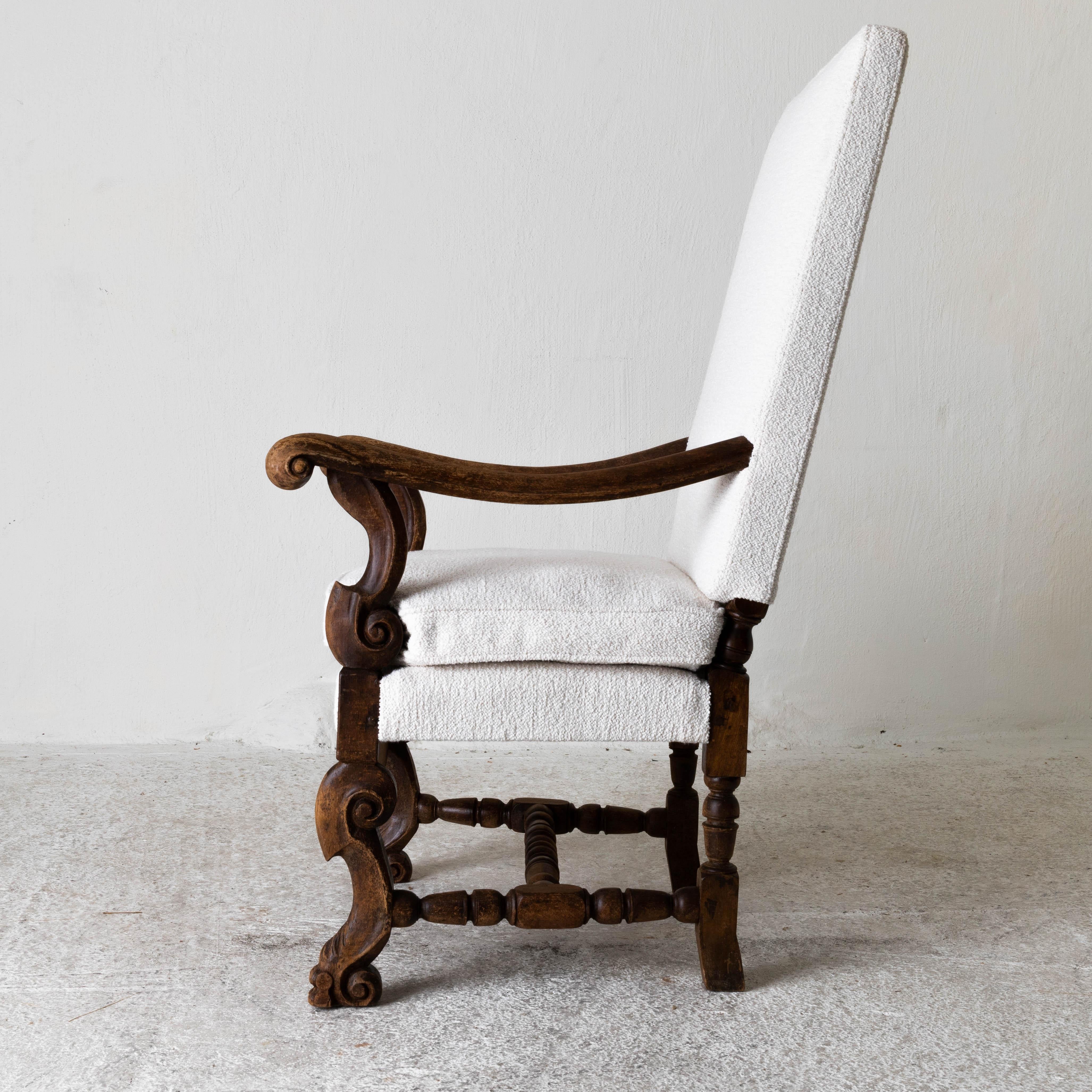 Armchair Italian Baroque period oak, 18th century, Italy. An armchair made during the Baroque, period 1630-1730. Frame made in oak. Reupholstered in a boucle fabric.

 