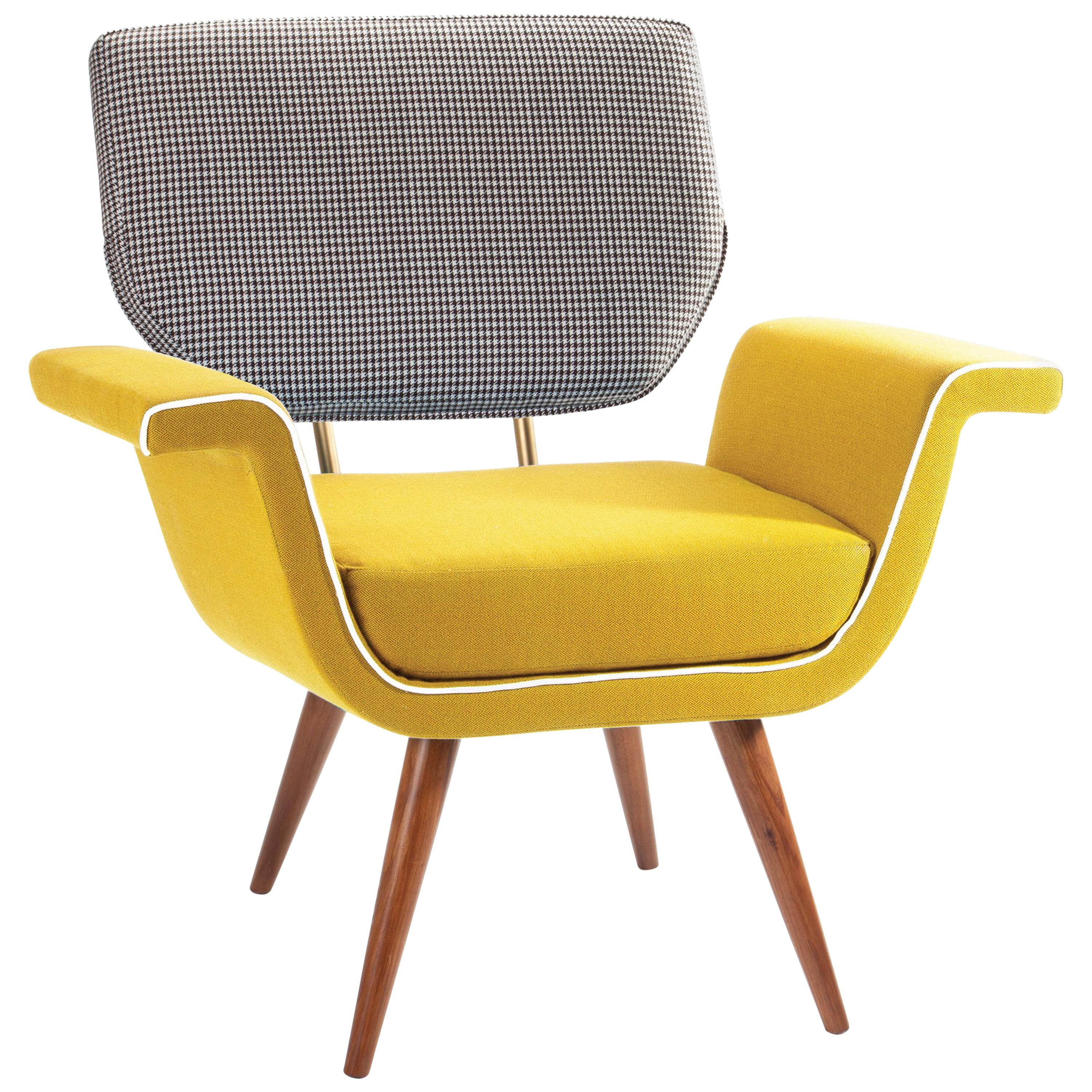 Magnifique fauteuil avec dossier pied-de-poule, assise en velours jaune ou bleu et détails en laiton poli sur le dossier. Fabriqué sur commande. 

Si vous envisagez de commander un article avec un rembourrage COM, veuillez suivre ces instructions :